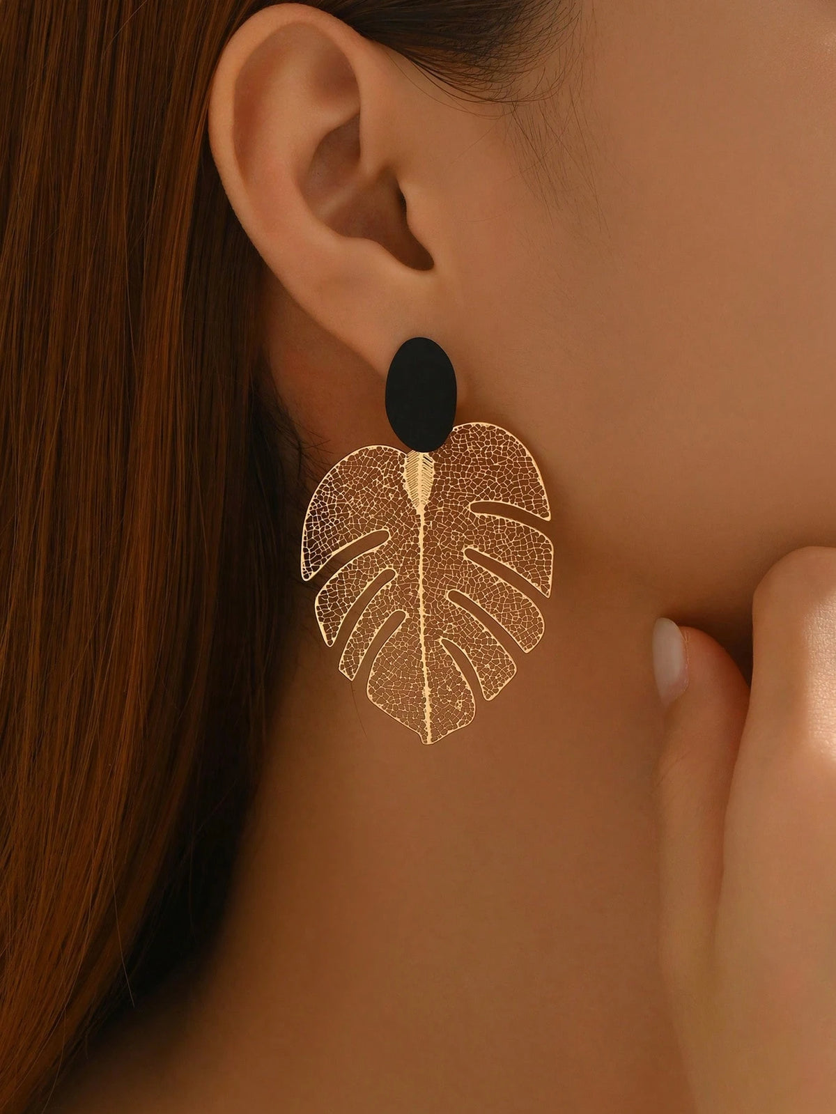 1 par de pendientes de metal hueco con diseño de hoja vintage versátil y de moda, adecuados para uso diario