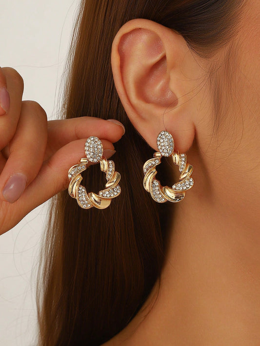 1 Pair Elegant Women Pendant Earrings, Sparkling Twisted Design With Shiny Rhinestone, Suitable For Daily Outfit And Party, Random Color Mix