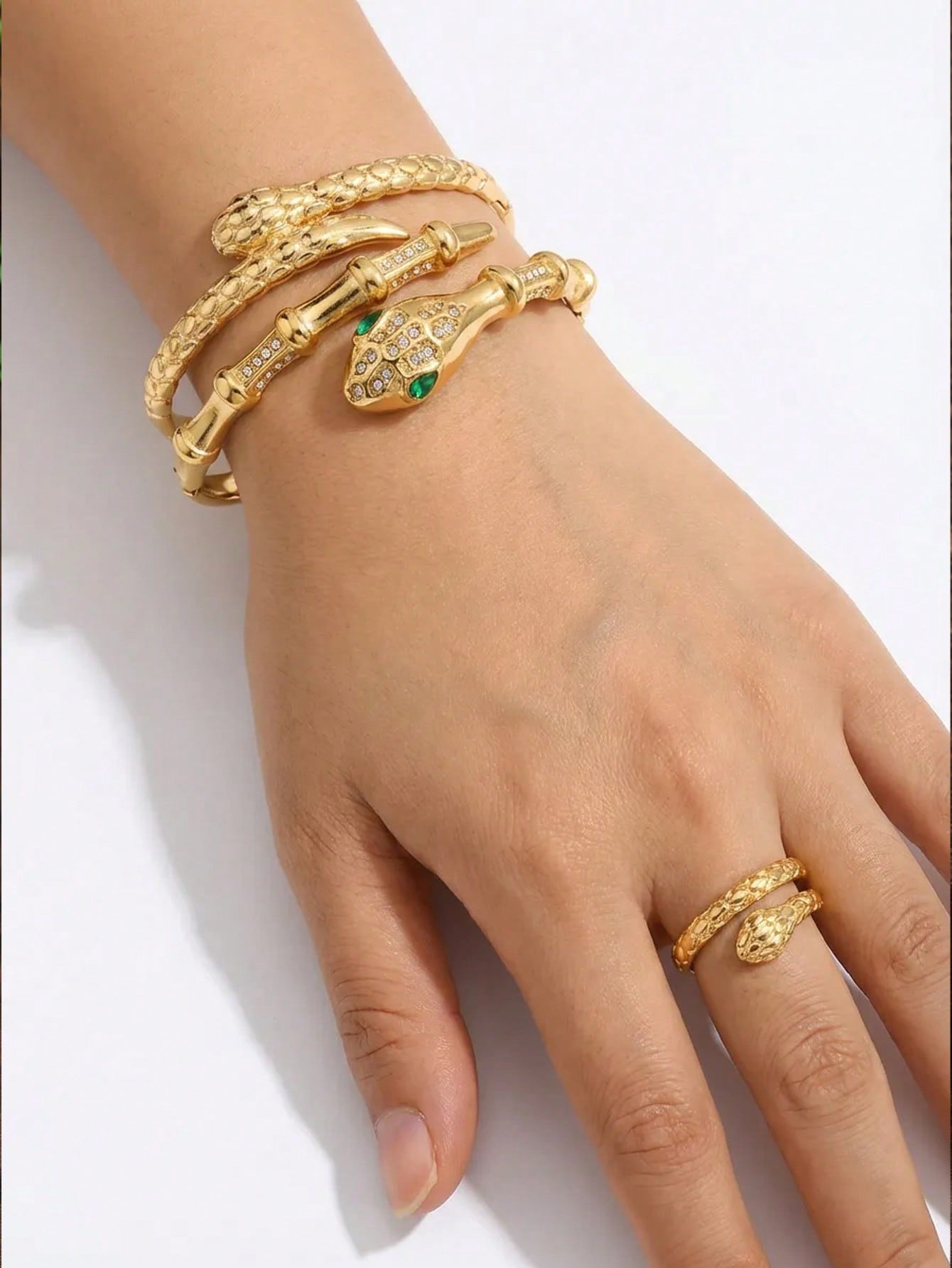 3/1golden Stainless Steel Bracelet,Inspired By The Snake-Shaped Aesthetic And Combines Modern Sharpness.Can Stand Out Whether For Work Or Socializing