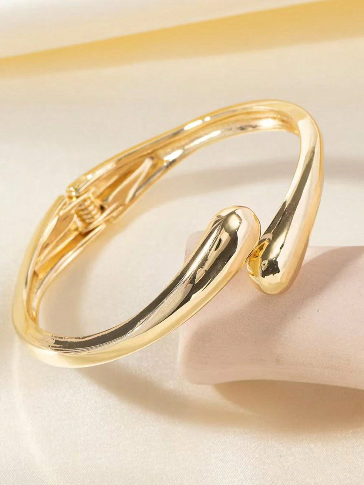 1pc Fashion Elegant Fresh Design Metal Polished Cross Water Drop Shape Spring Adjustable Open Cuff Bracelet