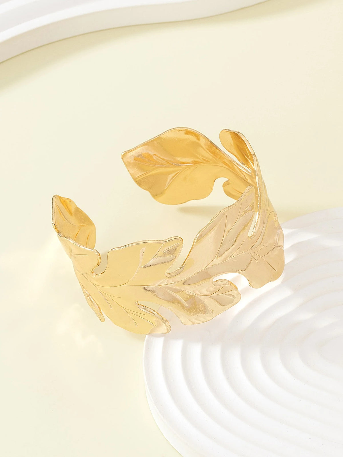 1pc Metallic Bohemian Style Tree Leaf Design Bangle Bracelet