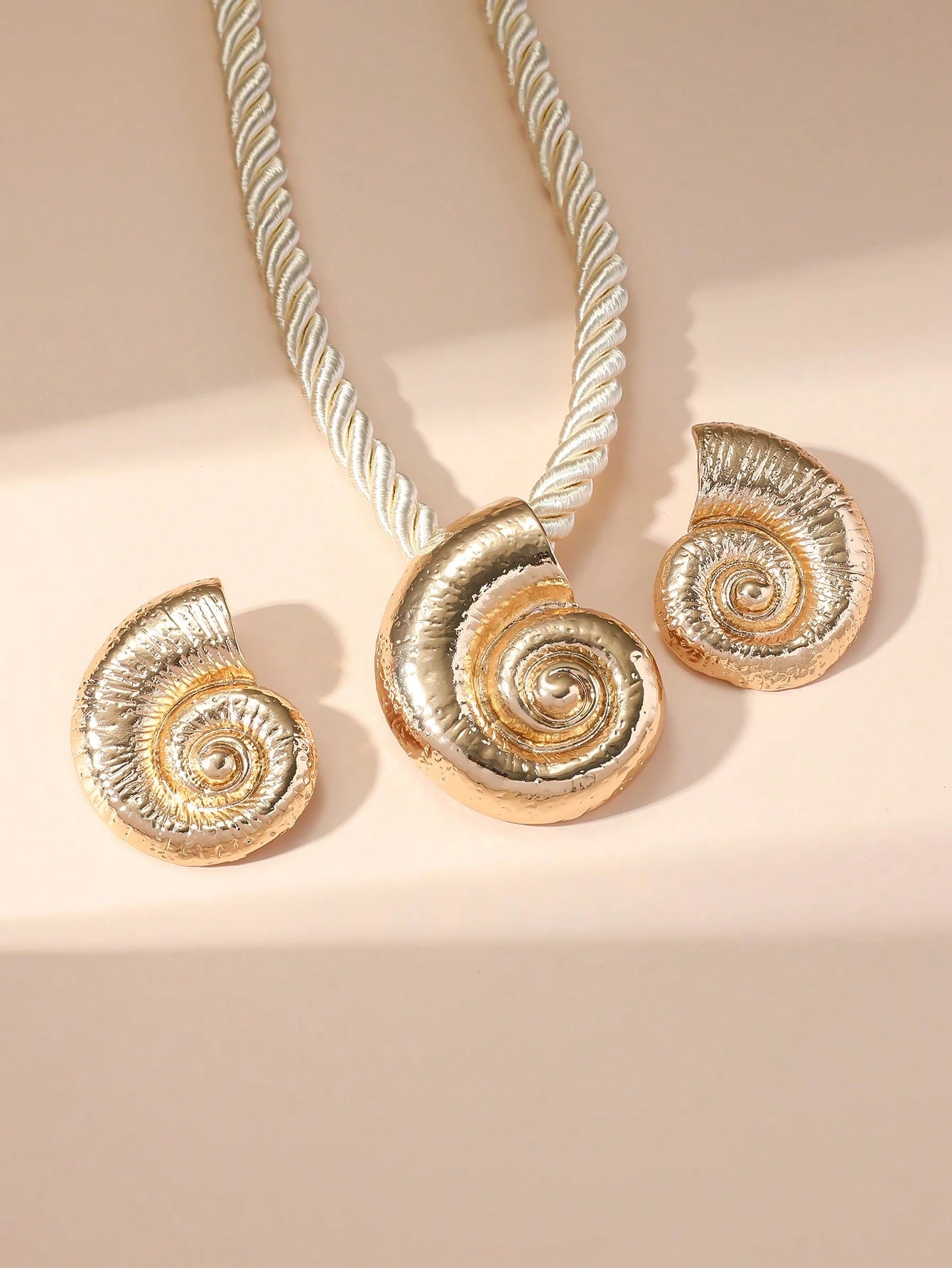 1set/3pcs Simple & Stylish Conch Shell Pendant Necklace & Exaggerated Conch Shell Stud Earrings Set For Women, Ocean Style