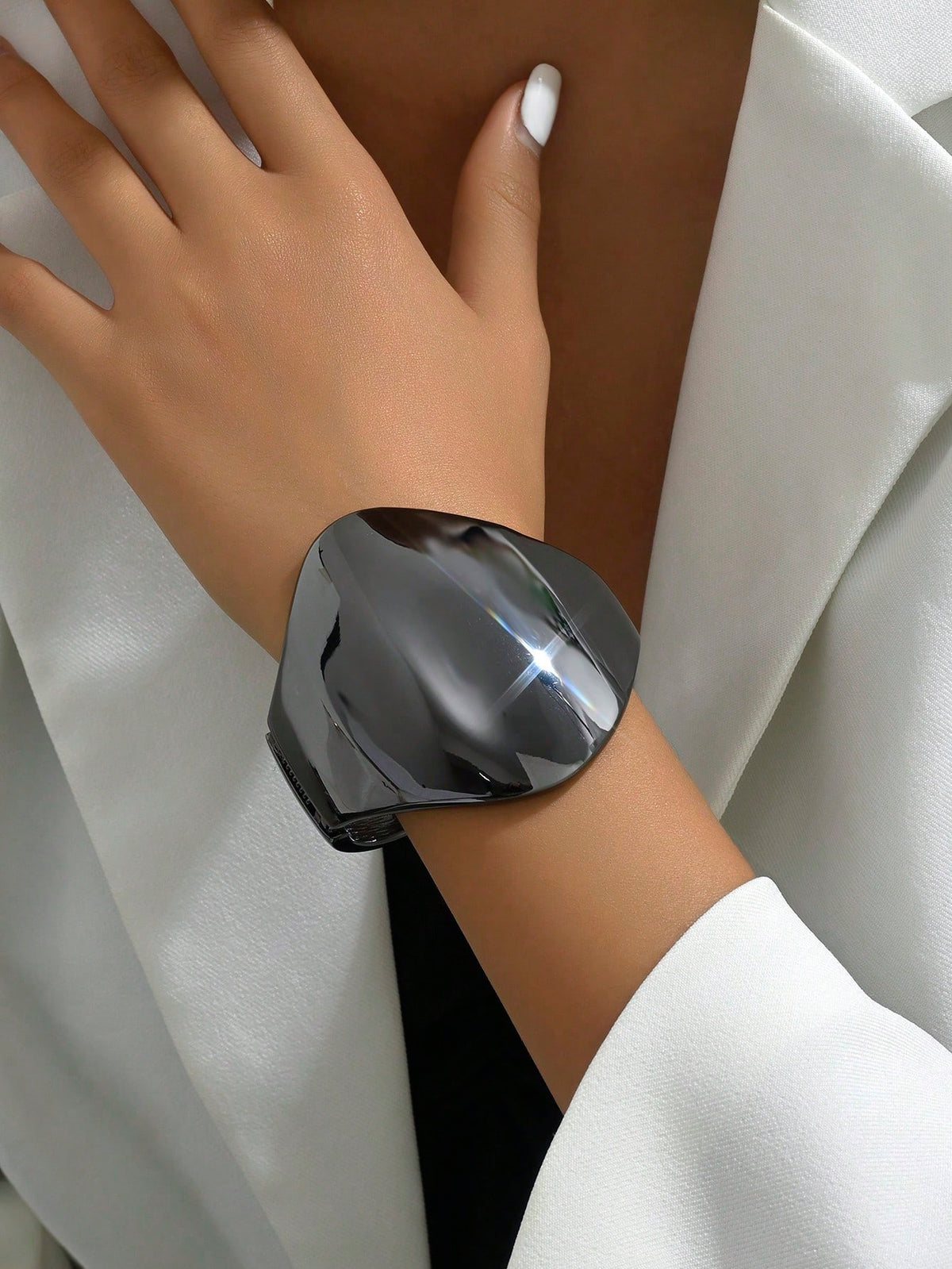 1pc Women's Fashionable Geometric Wide Rhombus Shaped Metallic Bracelet With Simple Geometric Design, Retro Luxurious Style And Chic Personalized Suitable For Street, Casual, Party, Elegant, Daily Commuting, Friends Gathering, Romantic Vacation, Range Of Special Occasions, Business Meeting, Fashionable, Gorgeous, Lovely And Couple Look