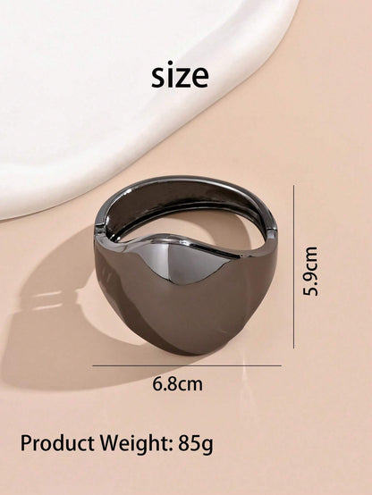1pc Women's Fashionable Geometric Wide Rhombus Shaped Metallic Bracelet With Simple Geometric Design, Retro Luxurious Style And Chic Personalized Suitable For Street, Casual, Party, Elegant, Daily Commuting, Friends Gathering, Romantic Vacation, Range Of Special Occasions, Business Meeting, Fashionable, Gorgeous, Lovely And Couple Look