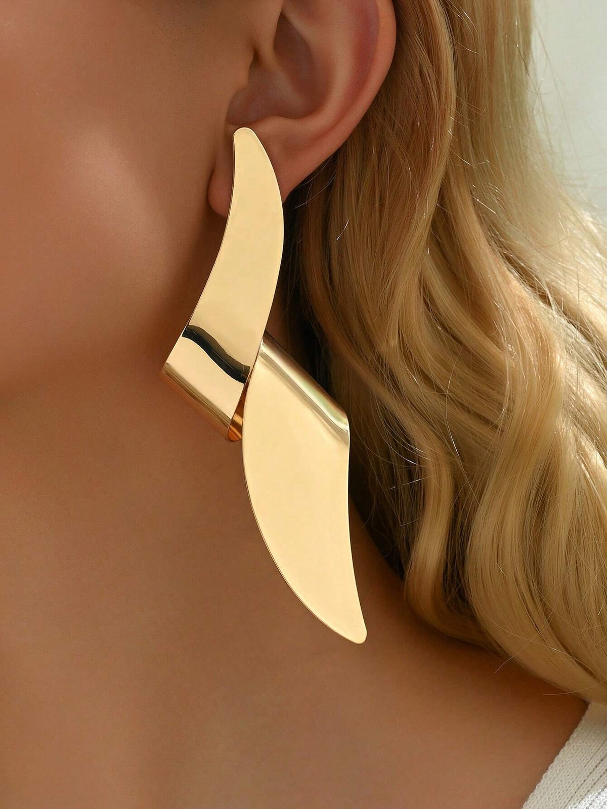 1 Pair Sexy Exaggerated Fashion Elegant Lightning Shape Gothic Style Earrings, New Gold Gothic Inlaid Resin Rhinestone Long Earrings, Exaggerated Long Bar Embossed Metal Earrings, Simple Women's Long Earrings, Versatile Design To Enhance Your Style, Suitable For Voluptuous Sexy Women To Wear At Holiday Parties And Daily, Large Size But Not Heavy, Please Choose Carefully Before Ordering If You Mind