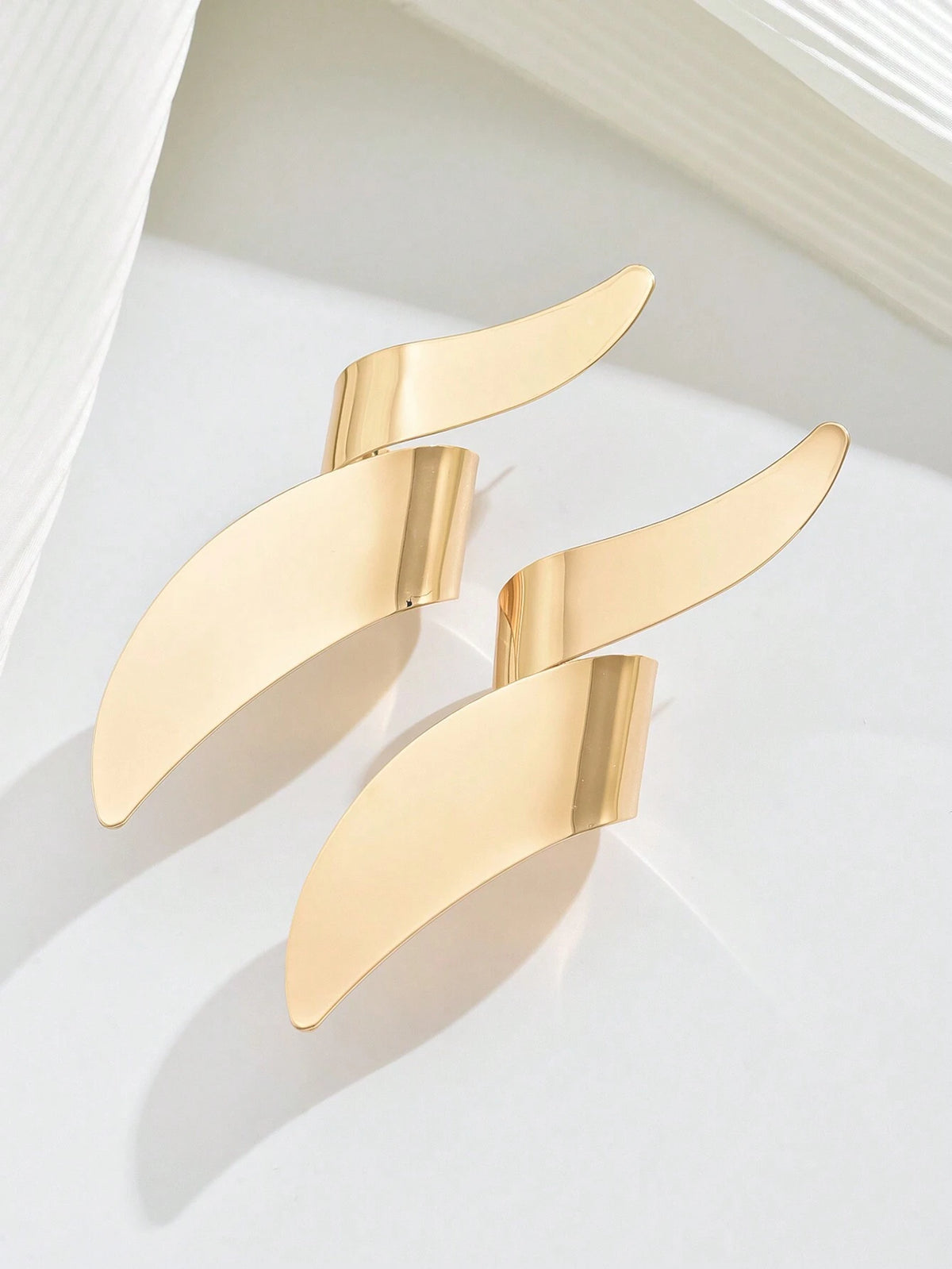 1 Pair Sexy Exaggerated Fashion Elegant Lightning Shape Gothic Style Earrings, New Gold Gothic Inlaid Resin Rhinestone Long Earrings, Exaggerated Long Bar Embossed Metal Earrings, Simple Women's Long Earrings, Versatile Design To Enhance Your Style, Suitable For Voluptuous Sexy Women To Wear At Holiday Parties And Daily, Large Size But Not Heavy, Please Choose Carefully Before Ordering If You Mind
