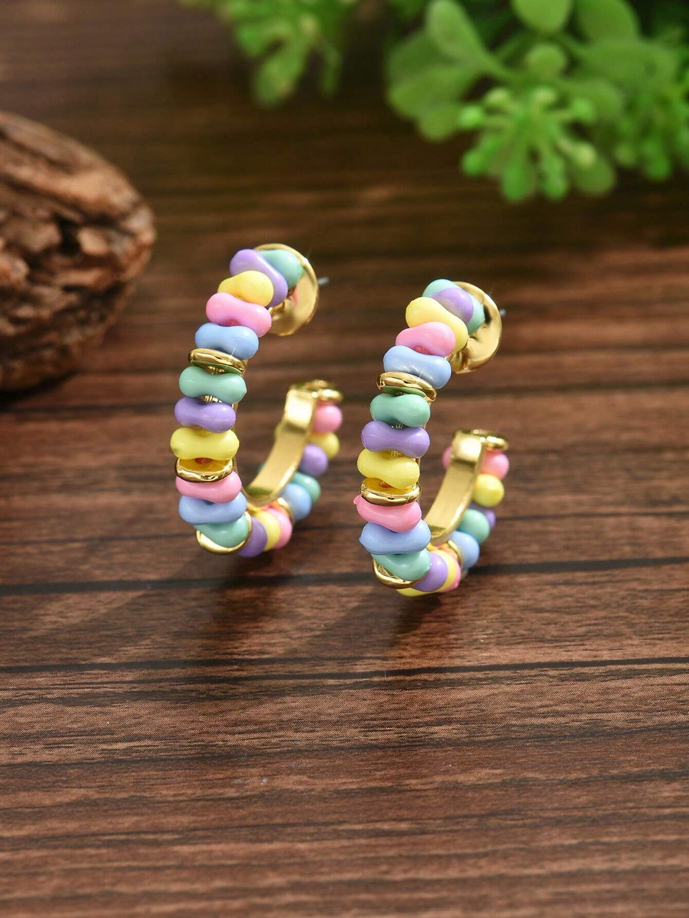 2pcs Elegant & Fashionable Resin & Shell Mosaic C-Shaped Earrings, Suitable For Women To Wear At Parties And Dinners To Match Outfits. Note: Size And Color May Vary Due To The Mixed Shell Fragment And Resin Construction.