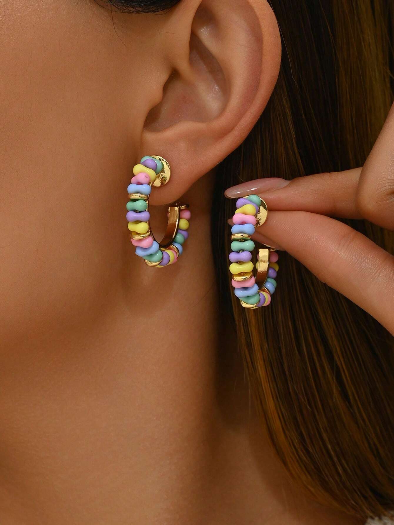 2pcs Elegant & Fashionable Resin & Shell Mosaic C-Shaped Earrings, Suitable For Women To Wear At Parties And Dinners To Match Outfits. Note: Size And Color May Vary Due To The Mixed Shell Fragment And Resin Construction.