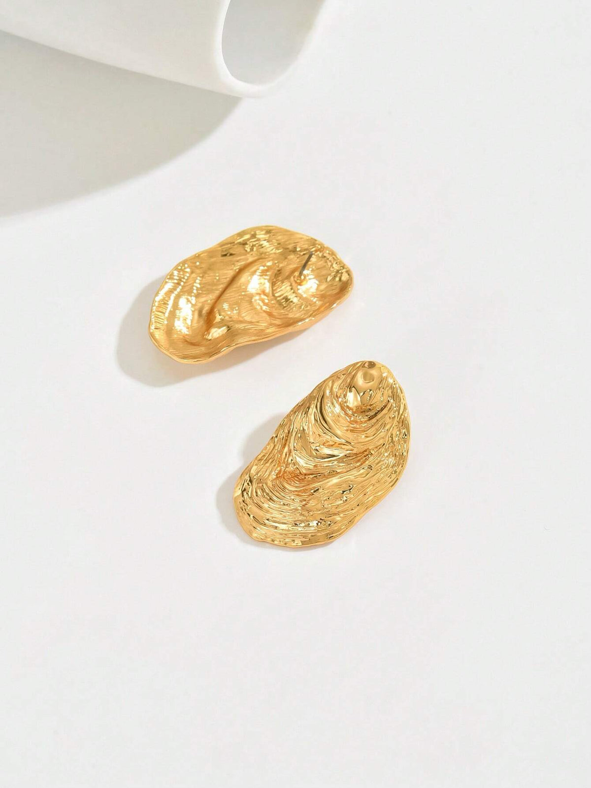 1 Pair Exaggerated Eye-Catching Quality Fashion Marine Creature Gold-Tone Oyster Shell Starfish Conch Jellyfish Fish Asymmetrical Swirl Pattern Multi-Style Options Surface Textured Grooved Zinc Alloy Electroplated Gold Women's Chunky Jewelry Stud Earrings Suitable For Party And Daily Wear