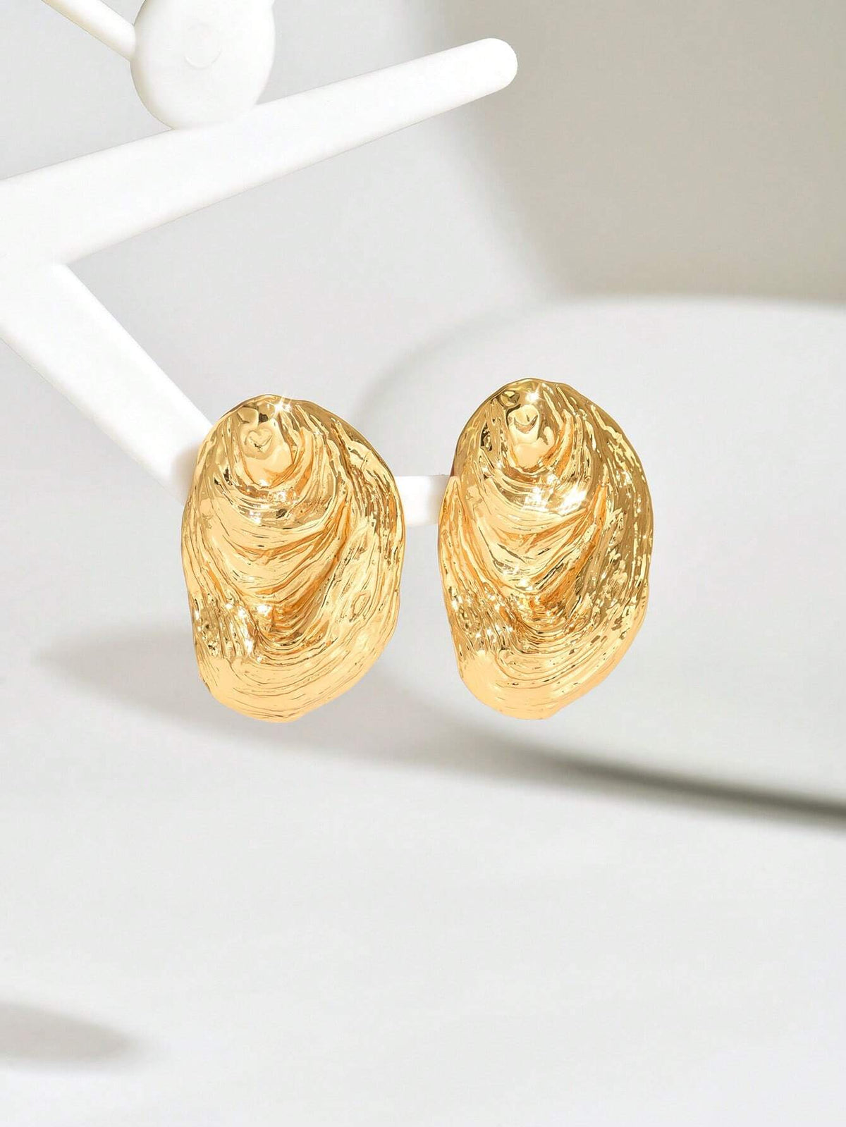 1 Pair Exaggerated Eye-Catching Quality Fashion Marine Creature Gold-Tone Oyster Shell Starfish Conch Jellyfish Fish Asymmetrical Swirl Pattern Multi-Style Options Surface Textured Grooved Zinc Alloy Electroplated Gold Women's Chunky Jewelry Stud Earrings Suitable For Party And Daily Wear