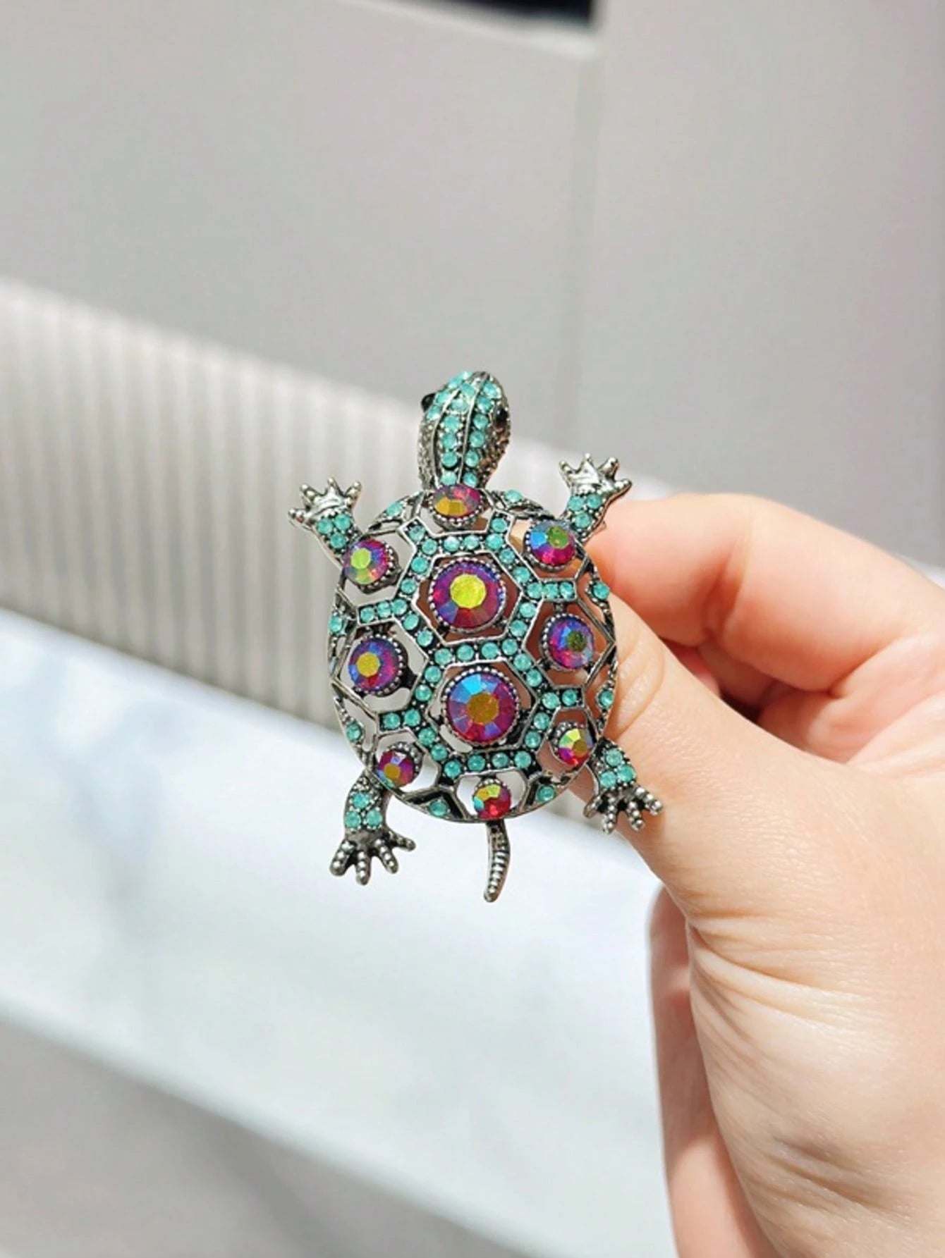 1pc Fashionable Luxury Rhinestone Turtle Brooch Pin Accessory, Zinc Alloy Material Dress Accessories Pin For Clothes Bag Charm School Office Accessories Shirts Jacket Jewelry Halloween Clothes Pin Funny Cute Teacher Gifts Halloween Accessories Teachers Day00