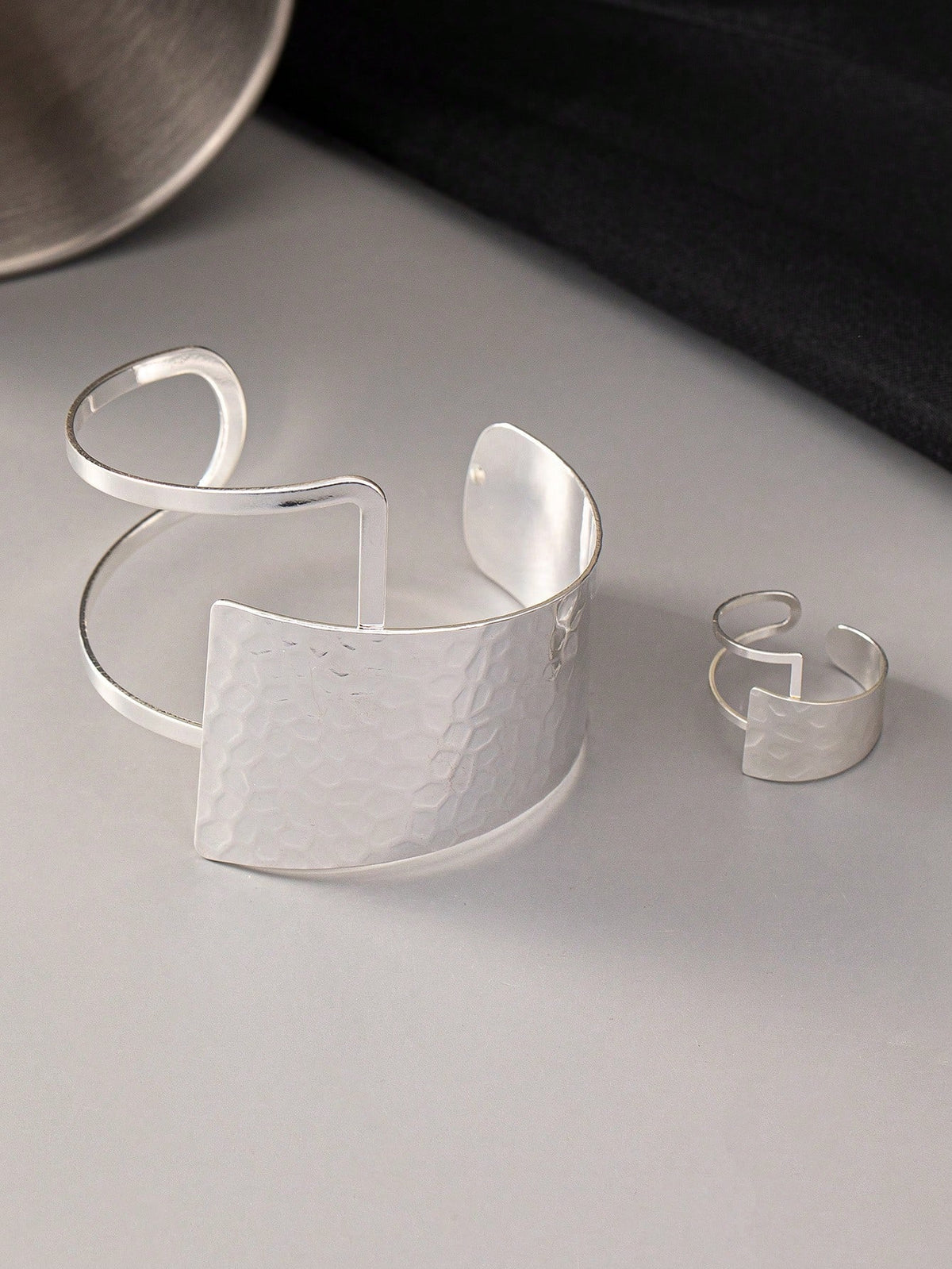 2 Pieces Asymmetrical Hammered Texture Bracelet And Ring Set, Minimalist Style Jewelry For Party & Daily Wear