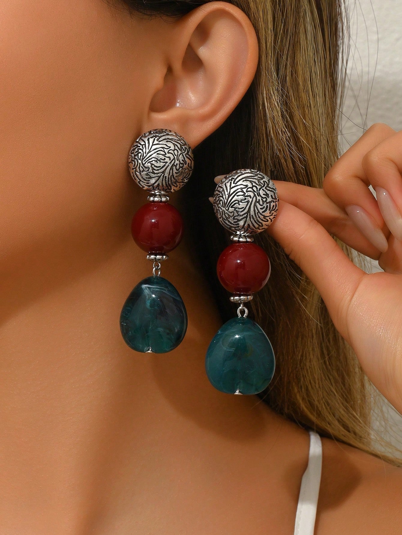 2 Pcs Elegant & Sexy Bohemian Wavy Faux Jade Resin Asymmetrical Pendant & Ball Bead Earrings Jewelry, Suitable For Sexy Party, Holiday Wear. Note: Resin Is An Artificial Mixed Color Material, Color Unevenness Is A Normal Phenomenon.
