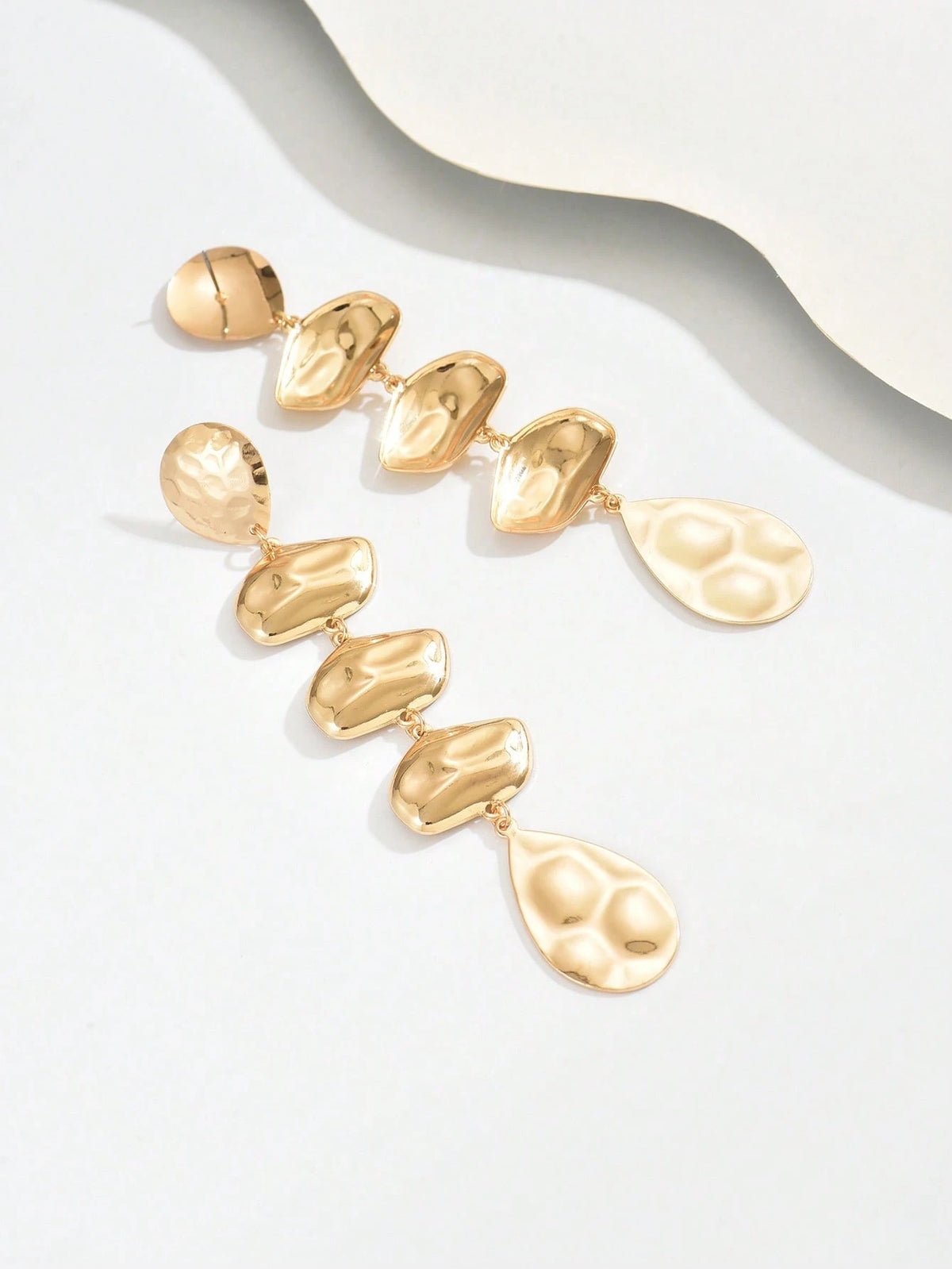1 par de pendientes colgantes de metal exagerados para mujer, con diseño de flecos en forma de gota asimétrica lustrosa y geométrica, versátil para uso diario, estilo callejero, festivales y regalos