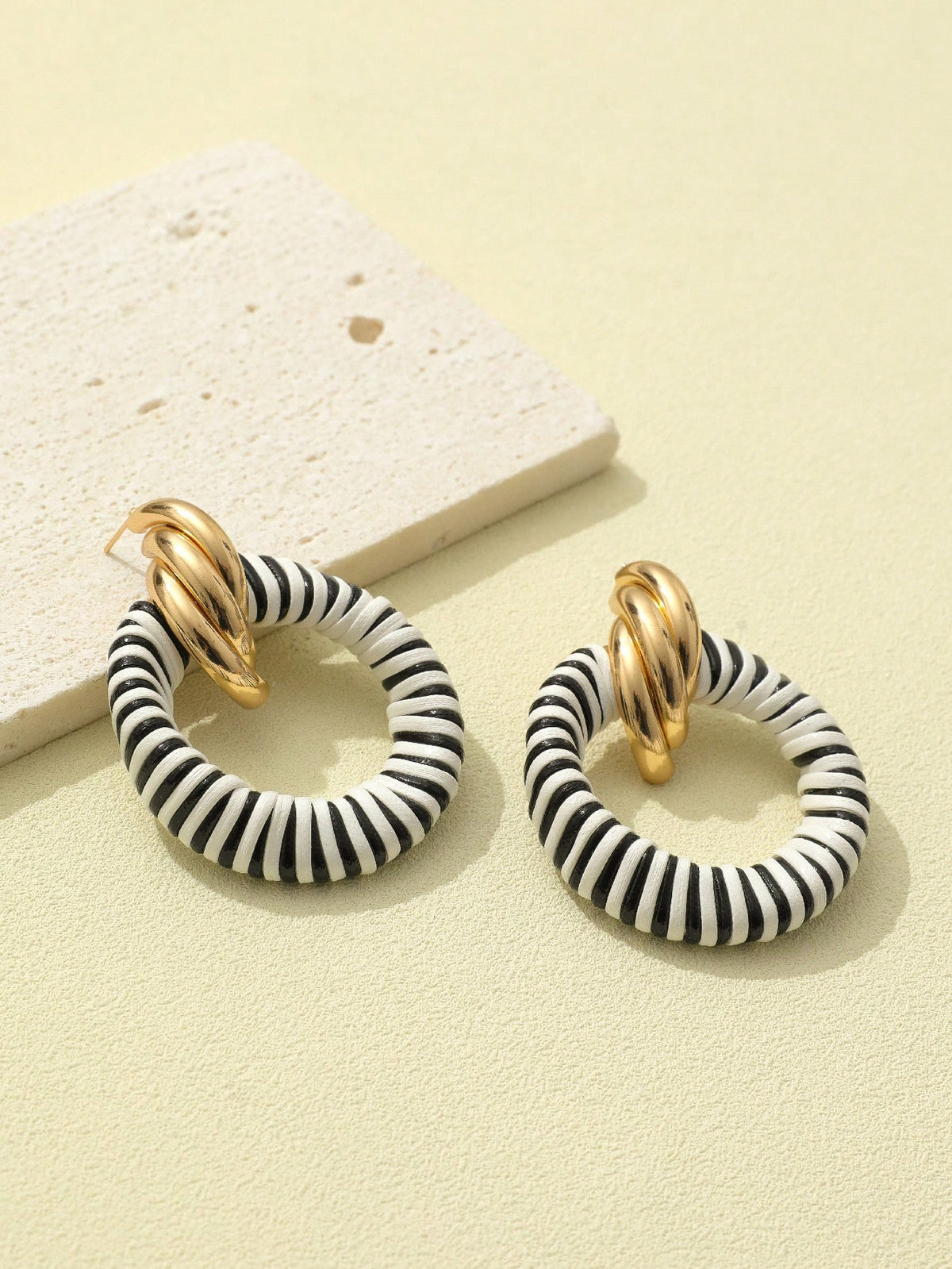 1 Pair Bohemian Style Black And White Striped Round Earrings, Suitable For Women's Daily And Holiday Wear/Essential Fashion Accessory For Women's Party And Outdoor Occasions
