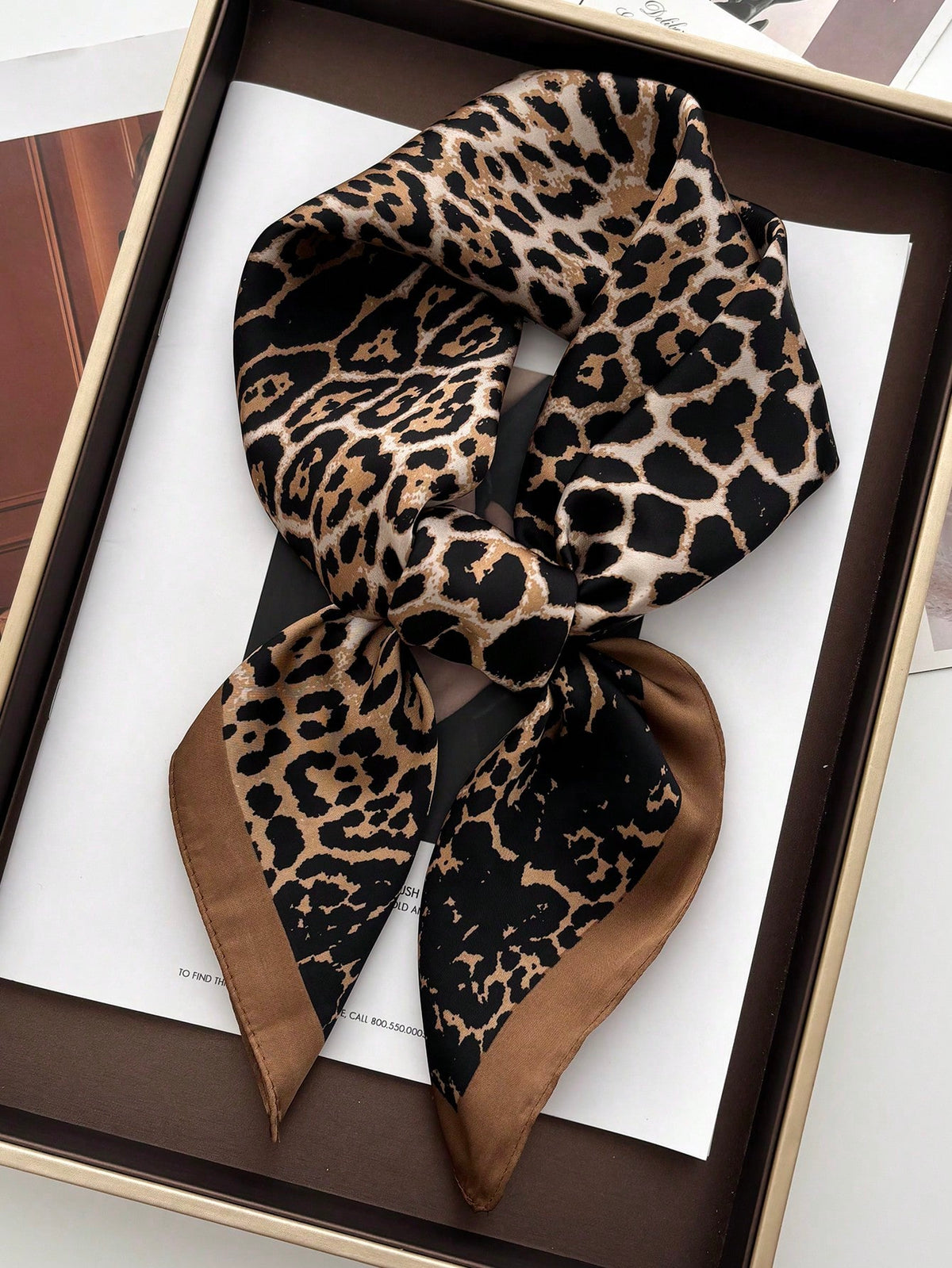 1 pieza Pañuelo de marca de lujo con estampado de leopardo, pañuelo de cuello de seda sintética para mujer, pañuelo decorativo versátil y casual, adecuado para combinar con vestidos
