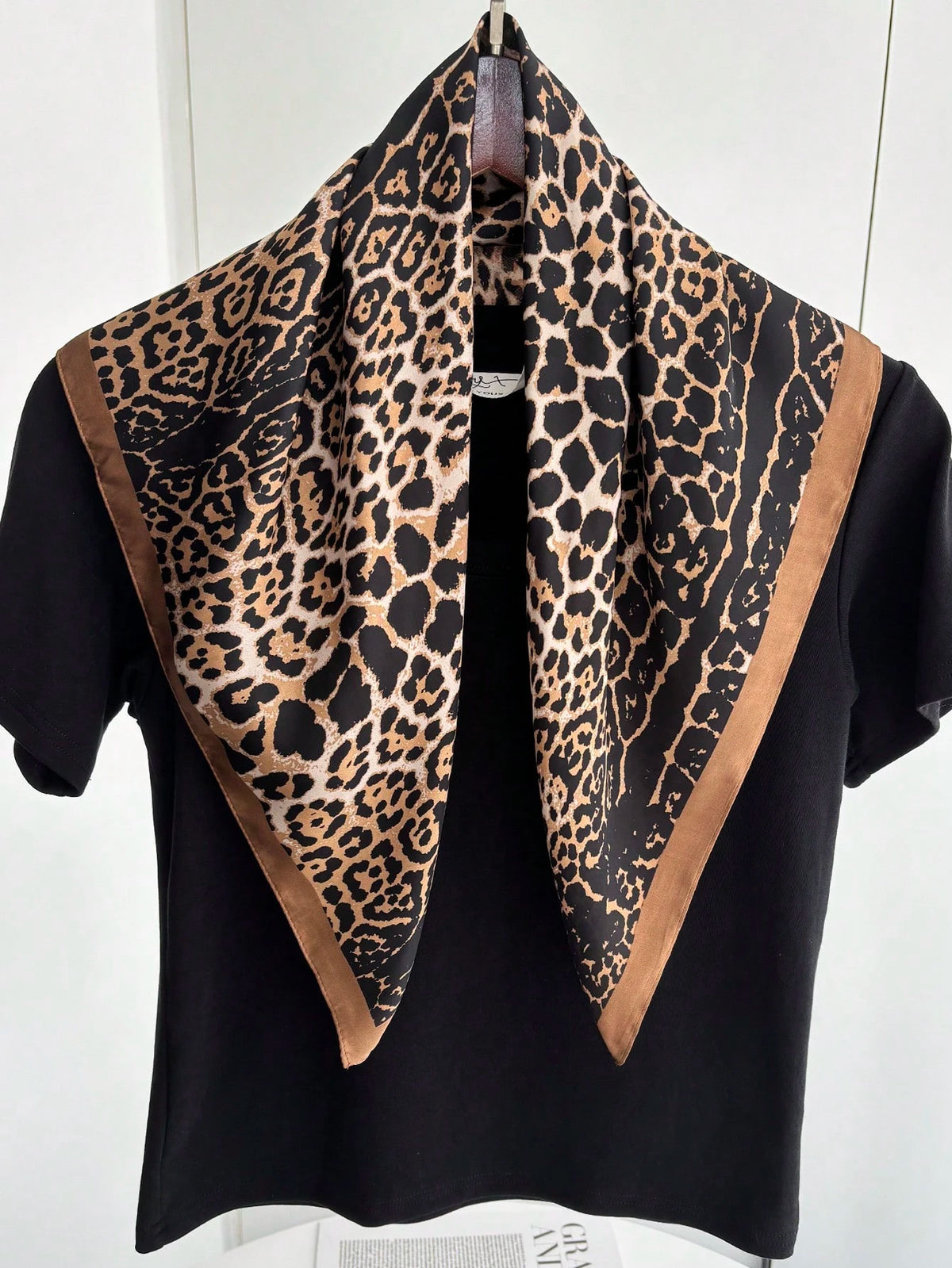 1 pieza Pañuelo de marca de lujo con estampado de leopardo, pañuelo de cuello de seda sintética para mujer, pañuelo decorativo versátil y casual, adecuado para combinar con vestidos