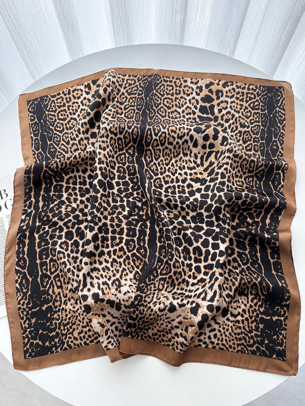1 pieza Pañuelo de marca de lujo con estampado de leopardo, pañuelo de cuello de seda sintética para mujer, pañuelo decorativo versátil y casual, adecuado para combinar con vestidos