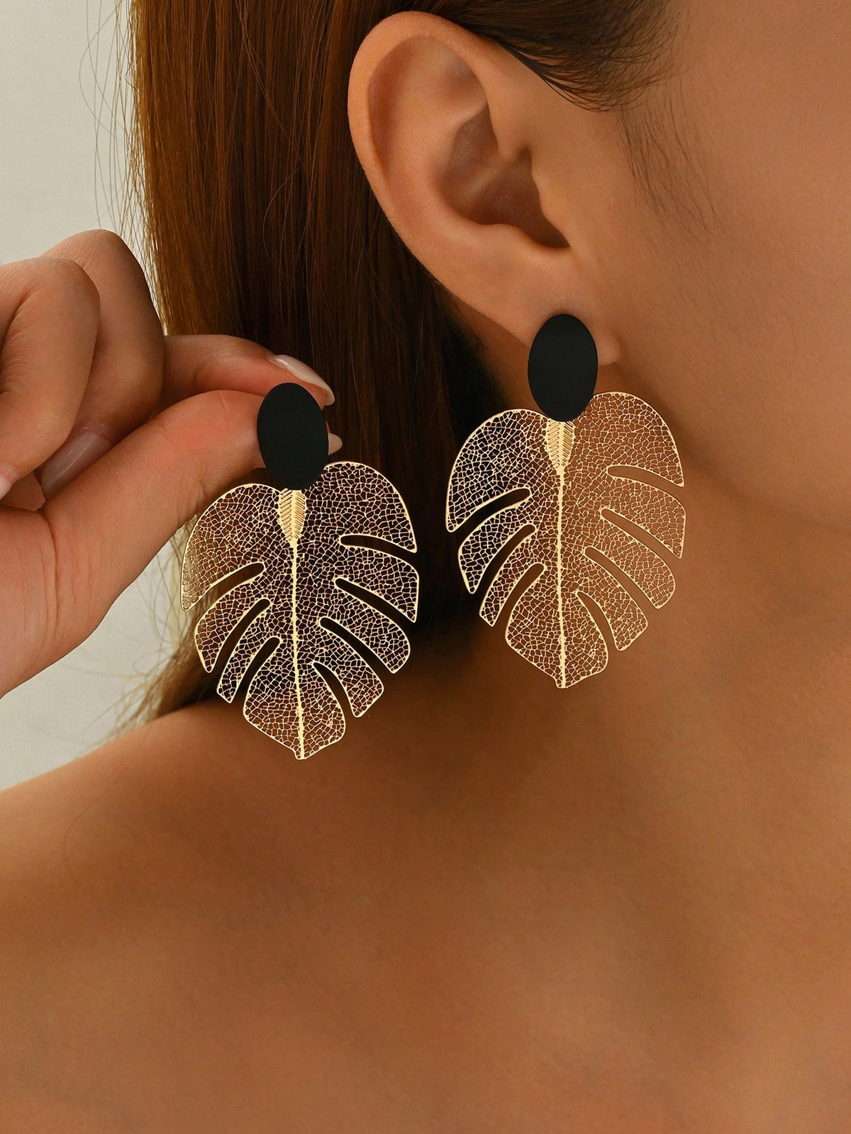 1 par de pendientes de metal hueco con diseño de hoja vintage versátil y de moda, adecuados para uso diario