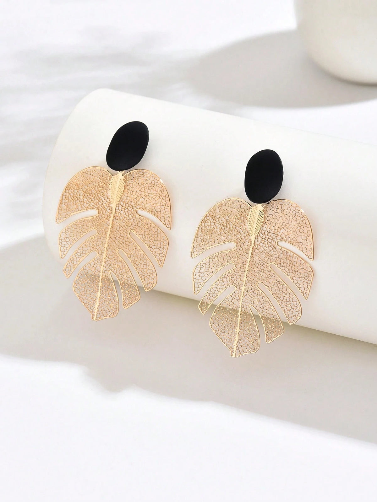 1 par de pendientes de metal hueco con diseño de hoja vintage versátil y de moda, adecuados para uso diario