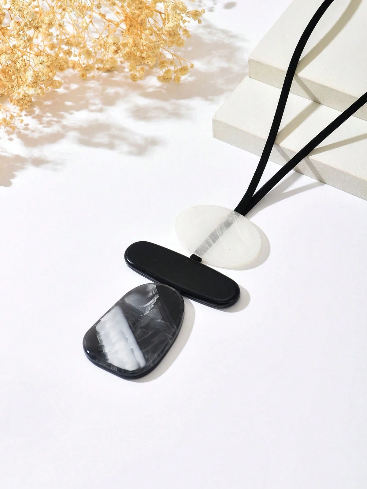 1pc Vintage Personalized Black & White Geometric Resin Pendant Necklace, Unique Design High-End Versatile Adjustable Sweater Chain Long Necklace, Suitable For Women Daily And Party Wear (Pattern Random)