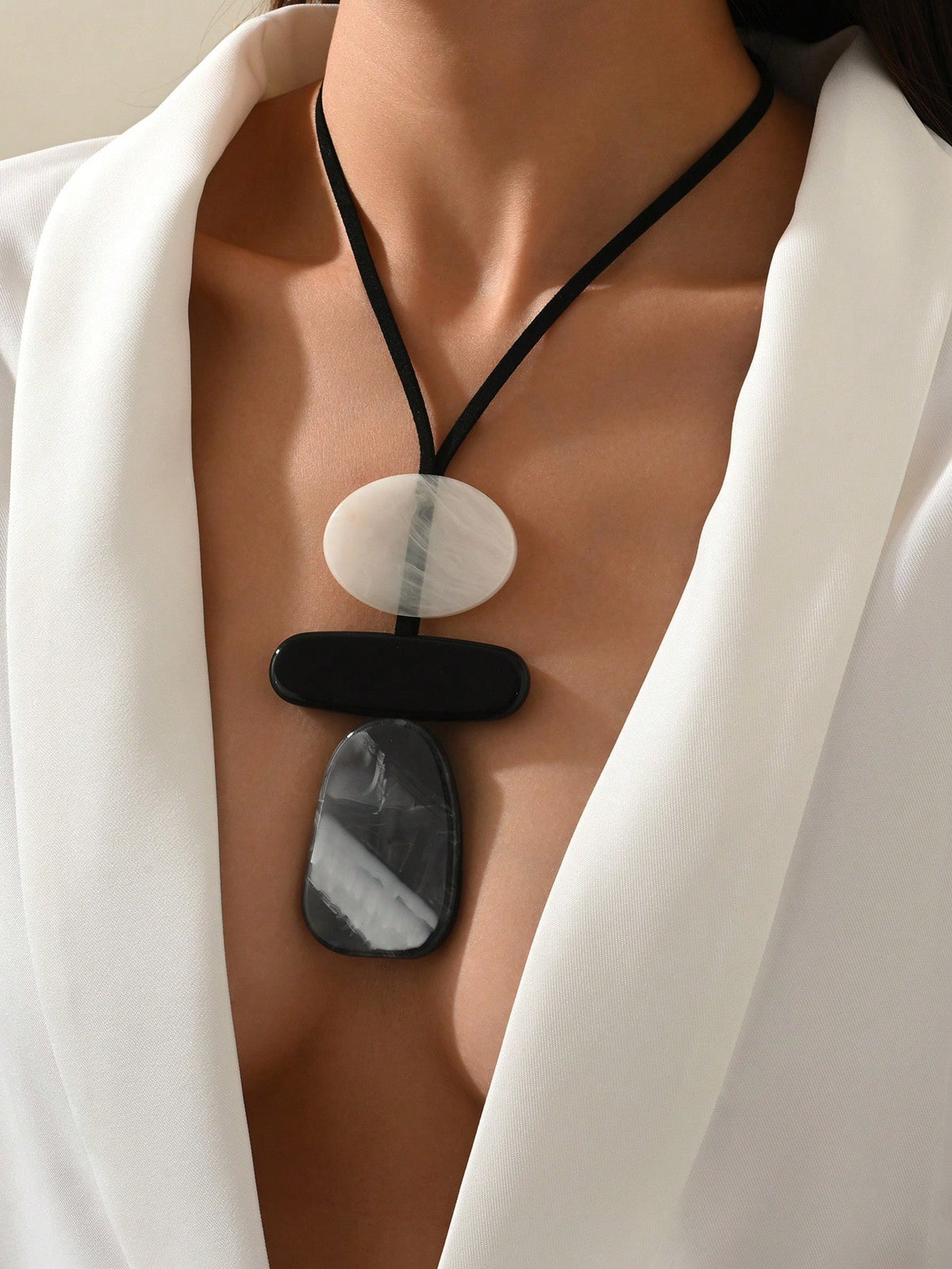 1pc Vintage Personalized Black & White Geometric Resin Pendant Necklace, Unique Design High-End Versatile Adjustable Sweater Chain Long Necklace, Suitable For Women Daily And Party Wear (Pattern Random)