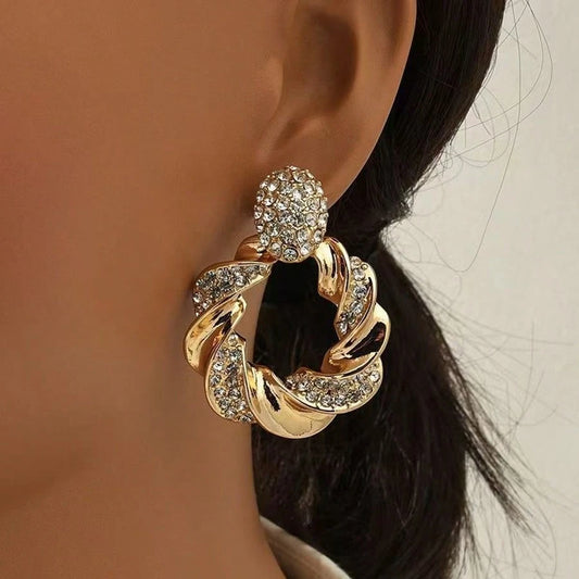 1 Pair Elegant Women Pendant Earrings, Sparkling Twisted Design With Shiny Rhinestone, Suitable For Daily Outfit And Party, Random Color Mix