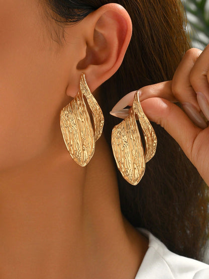1 Pair Sexy Exaggerated Gold Alloy Long Earrings With Hurricane Lightning, Leaf Twist, Phoenix Tail Wing, Asymmetrical Water Drop, Pleated Leaf, Hollow Circle, Geometric Line Asymmetrical Metal Designs, Minimalist Women's Long Earrings, Versatile Design To Enhance Your Style, Suitable For Daily Wear And Party, Wearable All Year Round, Specially Designed For Women Who Appreciate Elegance And Charm