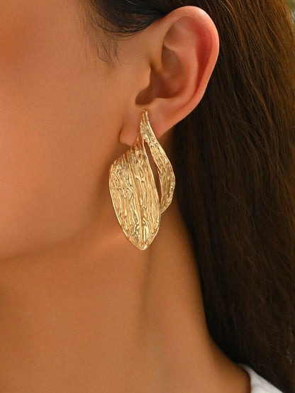 1 Pair Sexy Exaggerated Gold Alloy Long Earrings With Hurricane Lightning, Leaf Twist, Phoenix Tail Wing, Asymmetrical Water Drop, Pleated Leaf, Hollow Circle, Geometric Line Asymmetrical Metal Designs, Minimalist Women's Long Earrings, Versatile Design To Enhance Your Style, Suitable For Daily Wear And Party, Wearable All Year Round, Specially Designed For Women Who Appreciate Elegance And Charm