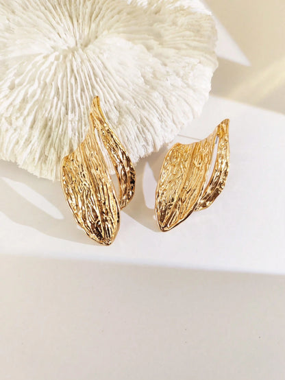 1 Pair Sexy Exaggerated Gold Alloy Long Earrings With Hurricane Lightning, Leaf Twist, Phoenix Tail Wing, Asymmetrical Water Drop, Pleated Leaf, Hollow Circle, Geometric Line Asymmetrical Metal Designs, Minimalist Women's Long Earrings, Versatile Design To Enhance Your Style, Suitable For Daily Wear And Party, Wearable All Year Round, Specially Designed For Women Who Appreciate Elegance And Charm