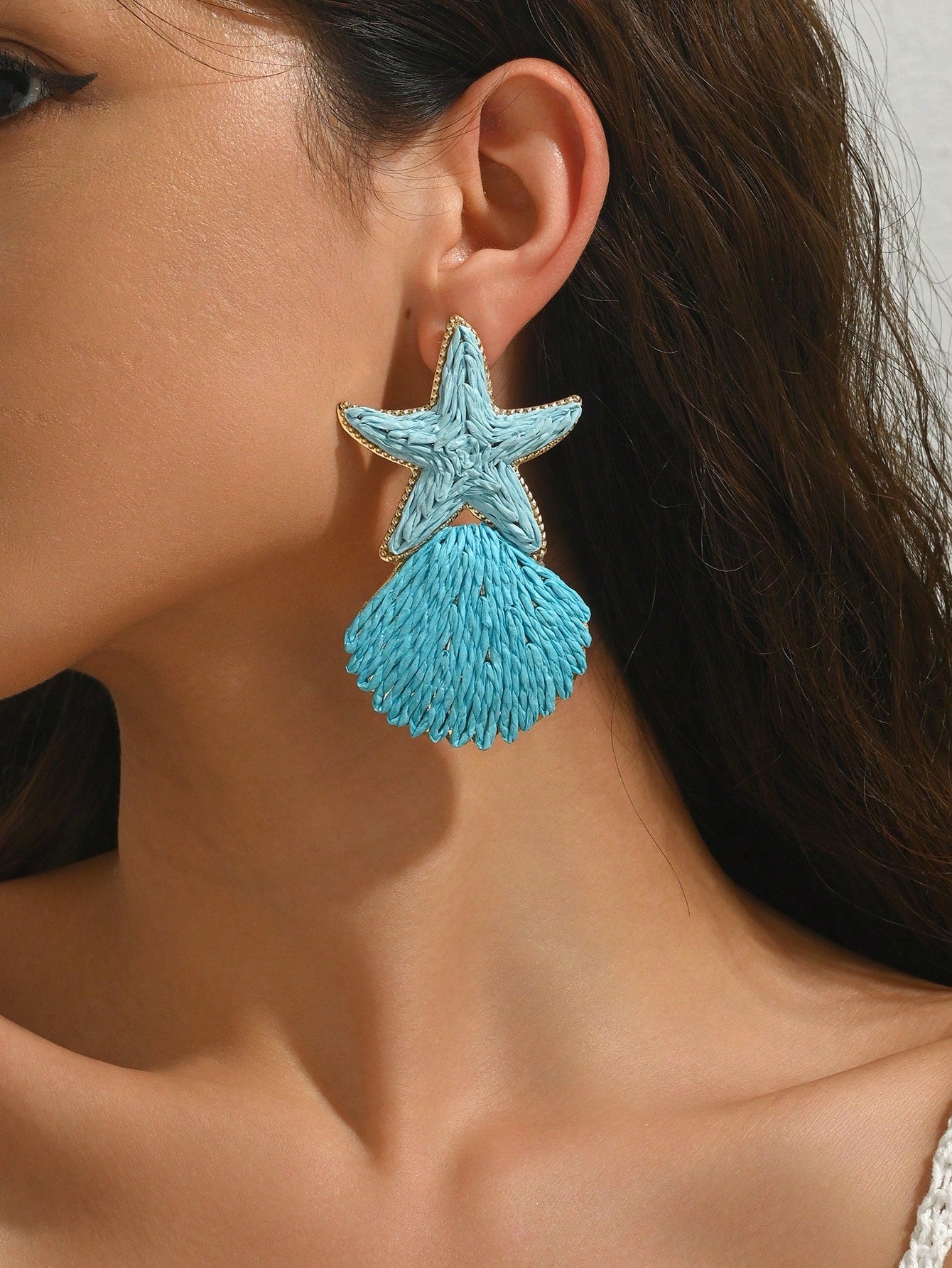 OOQ 1 par de pendientes hechos a mano con estrella de mar y concha de rafia azul, serie exagerada de la moda de la serie del océano con estrella de mar, concha, borla y rafia, adecuado para el Día de San Valentín, la temporada de bodas, el Día de la Madre, la celebración del festival de música, uso diario, vacaciones, uso para fiestas para mujeres (tejido de rafia hecho a mano, dirección y forma aleatorias)