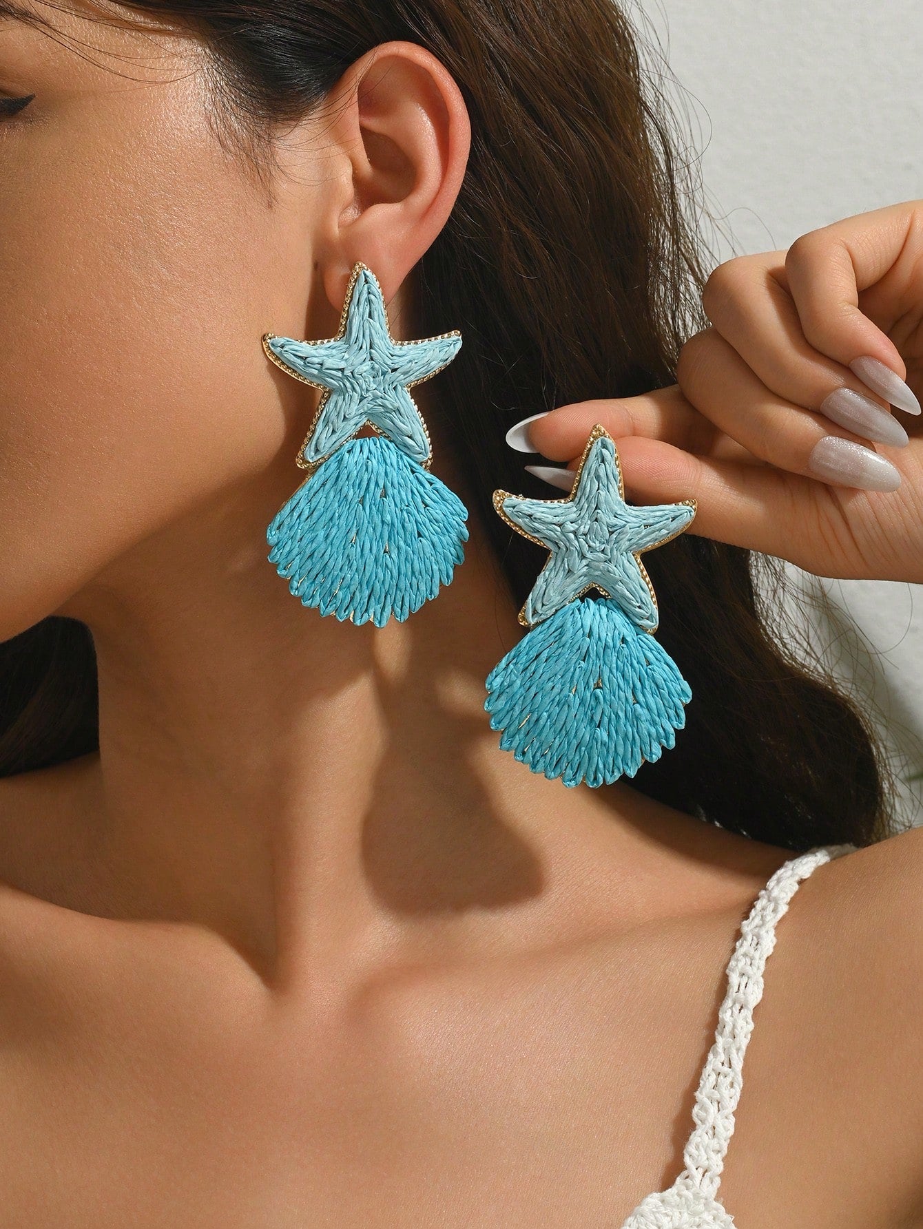 OOQ 1 par de pendientes hechos a mano con estrella de mar y concha de rafia azul, serie exagerada de la moda de la serie del océano con estrella de mar, concha, borla y rafia, adecuado para el Día de San Valentín, la temporada de bodas, el Día de la Madre, la celebración del festival de música, uso diario, vacaciones, uso para fiestas para mujeres (tejido de rafia hecho a mano, dirección y forma aleatorias)
