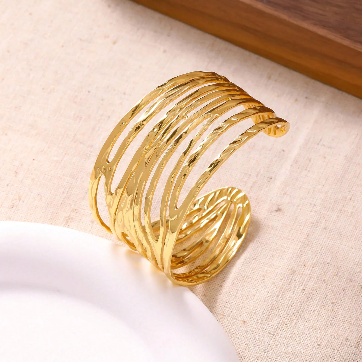 1pc Exaggerated 304 Stainless Steel Women's Bracelet, Asymmetrical Geometric Line , Gold Tone Adjustable Size, Hypoallergenic And Fade-Resistant, Wavy Chunky