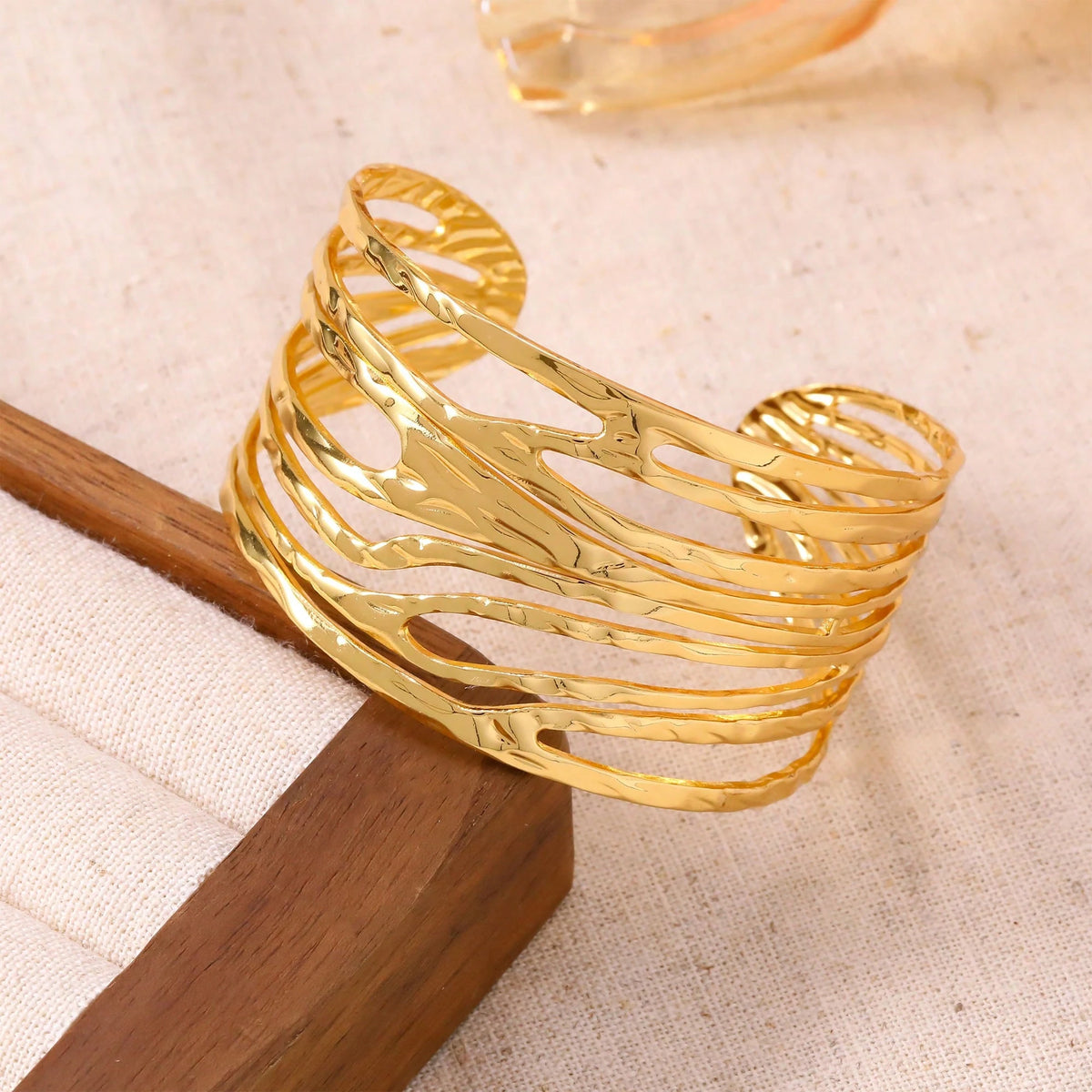 1pc Exaggerated 304 Stainless Steel Women's Bracelet, Asymmetrical Geometric Line , Gold Tone Adjustable Size, Hypoallergenic And Fade-Resistant, Wavy Chunky