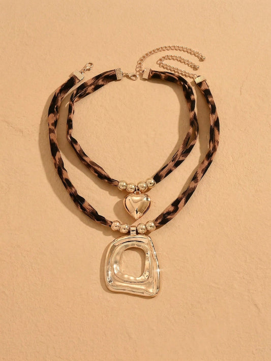 2pcs/Set Vintage Exaggerated Leopard Print Scarf, Hollow Heart Pendant Necklace, Fashion Minimalist Charm Necklace For Women, Suitable For Daily Wear, Shopping, Party, Music Festival, Photo Shoot