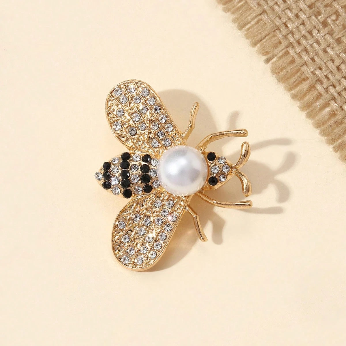 Broche elegante de abeja, flor de solapa de lujo, accesorio antideslizante para traje, al por mayor transfronteriza