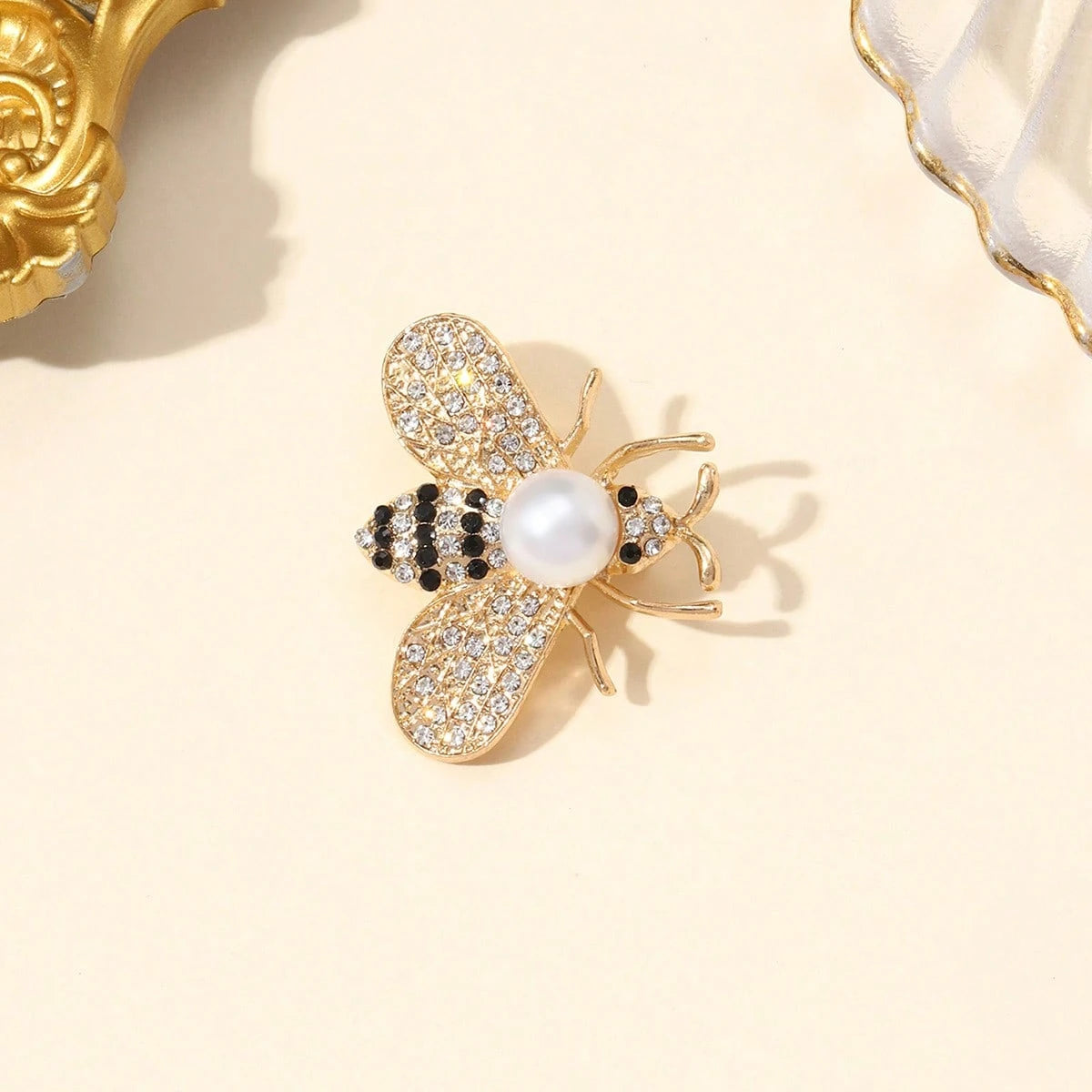 Broche elegante de abeja, flor de solapa de lujo, accesorio antideslizante para traje, al por mayor transfronteriza