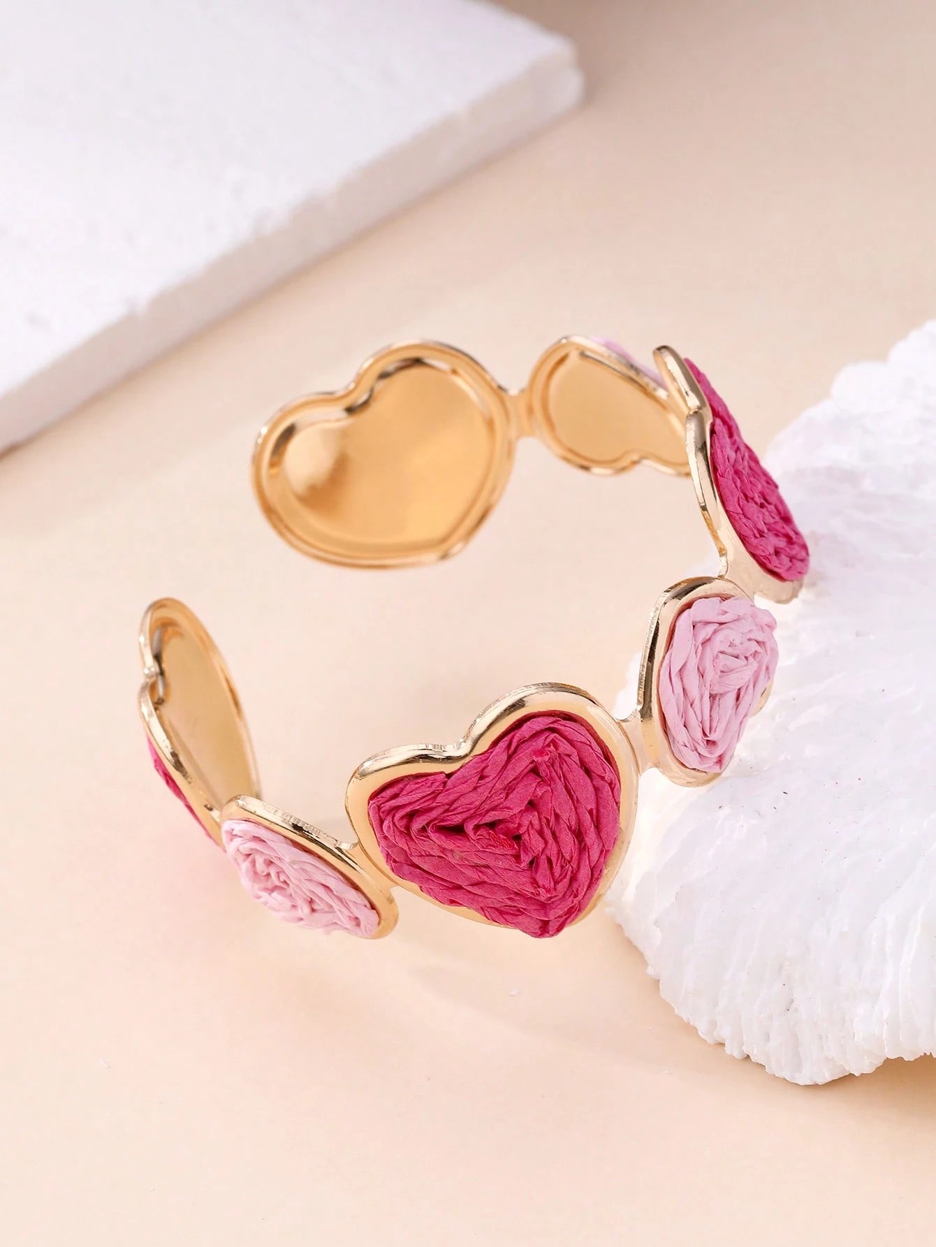 1pc Dopamine Powder Ombre Raffia Heart Bracelet, Luxury Gold Open Bangle, Niche Sweet Girl Style Versatile Accessory For Daily Commute, Date, Beach Vacation, BFF Gift, Valentine's Day, Picnic Photo Shoot, Spring/Summer Layering