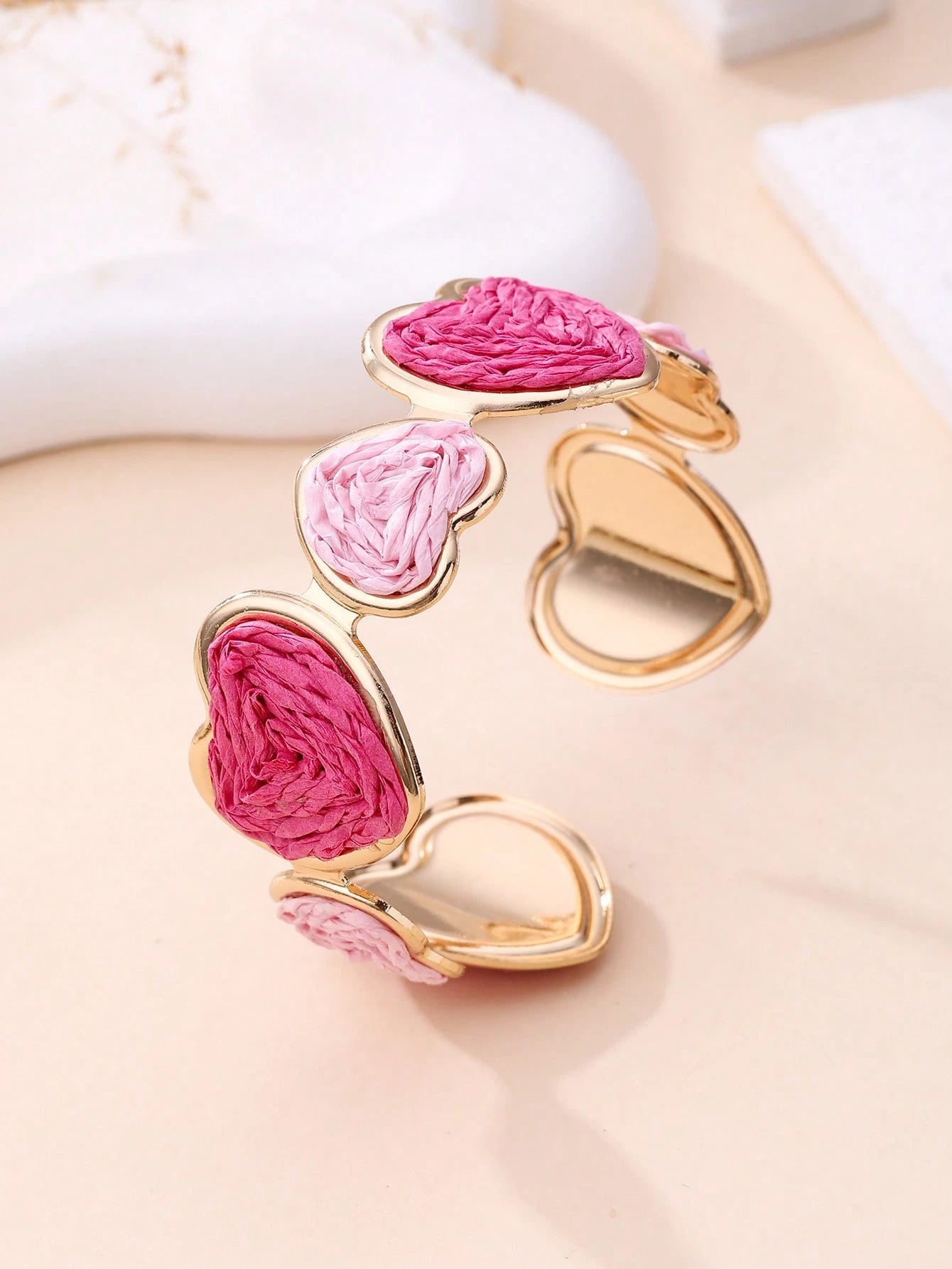 1pc Dopamine Powder Ombre Raffia Heart Bracelet, Luxury Gold Open Bangle, Niche Sweet Girl Style Versatile Accessory For Daily Commute, Date, Beach Vacation, BFF Gift, Valentine's Day, Picnic Photo Shoot, Spring/Summer Layering