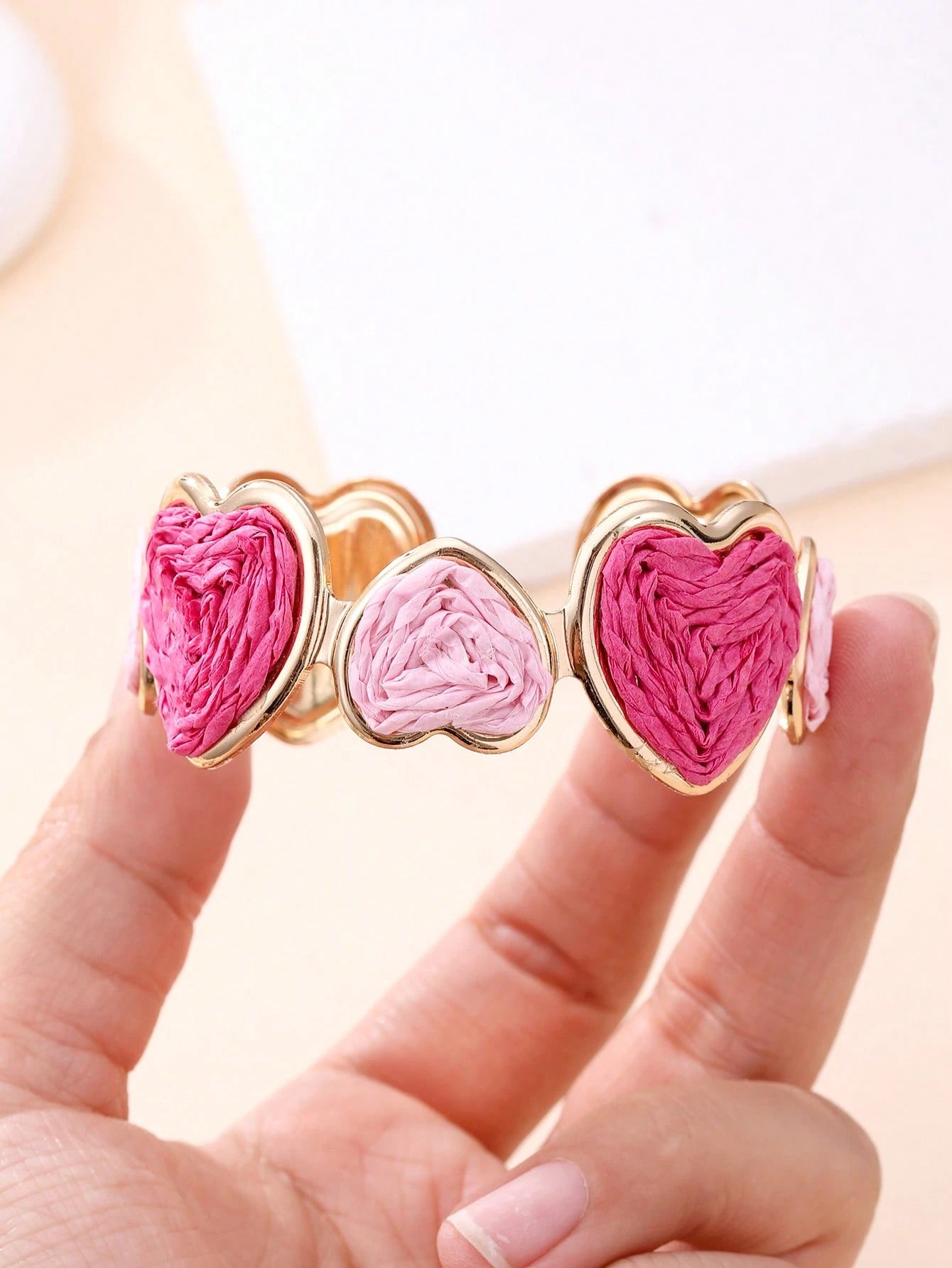 1pc Dopamine Powder Ombre Raffia Heart Bracelet, Luxury Gold Open Bangle, Niche Sweet Girl Style Versatile Accessory For Daily Commute, Date, Beach Vacation, BFF Gift, Valentine's Day, Picnic Photo Shoot, Spring/Summer Layering