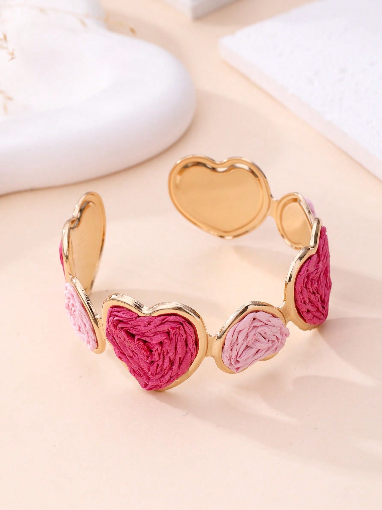 1pc Dopamine Powder Ombre Raffia Heart Bracelet, Luxury Gold Open Bangle, Niche Sweet Girl Style Versatile Accessory For Daily Commute, Date, Beach Vacation, BFF Gift, Valentine's Day, Picnic Photo Shoot, Spring/Summer Layering