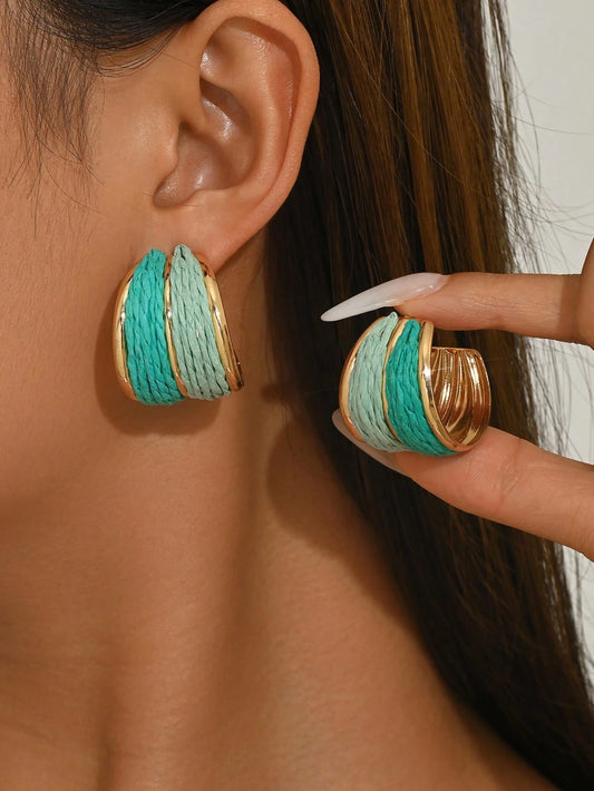 1 par de pendientes de ráfia tejidos a mano con forma de C en color verde, minimalistas y versátiles, con diseño de dibujos animados. Pendientes grandes de aro en C de ráfia bicolor, adecuados para uso diario, vacaciones y fiestas de las mujeres (técnica de tejido a mano aleatoria)