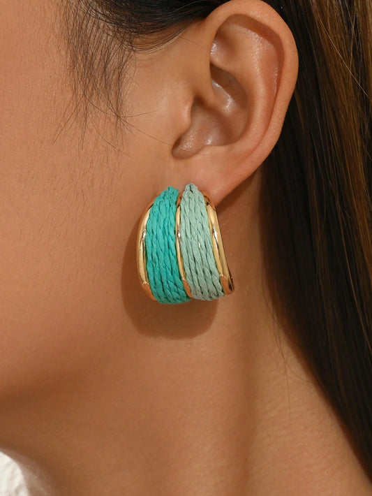 1 par de pendientes de ráfia tejidos a mano con forma de C en color verde, minimalistas y versátiles, con diseño de dibujos animados. Pendientes grandes de aro en C de ráfia bicolor, adecuados para uso diario, vacaciones y fiestas de las mujeres (técnica de tejido a mano aleatoria)