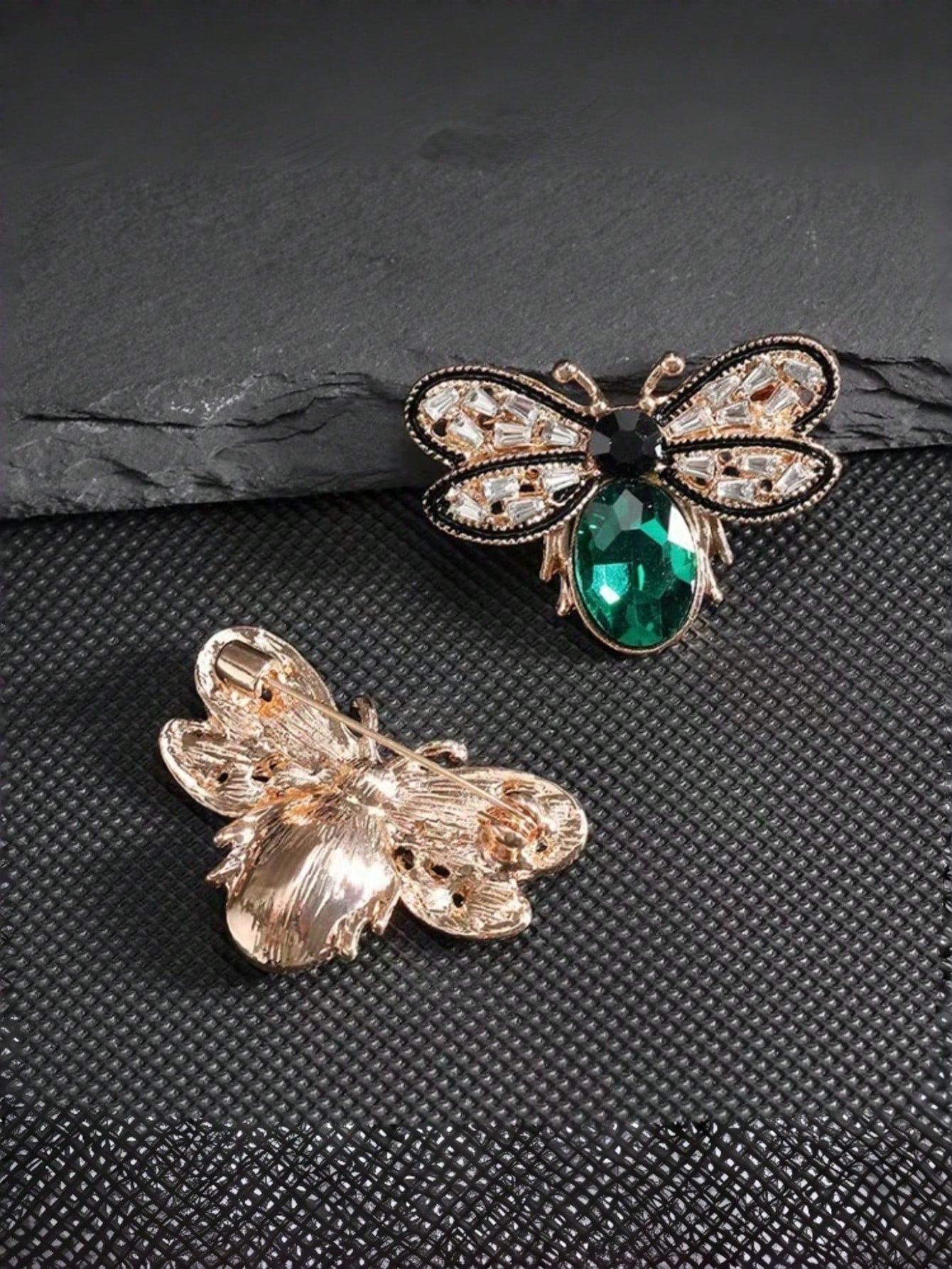 Vintage Bee Brooch (Women's) - Red/Green/Yellow Crystal Honey Bee Shaped Pin, Elegant Animal Jewelry, Suitable For Christmas, Mother's Day, Birthday Gifts, Vintage Fashion Accessory, Can Be Paired With Coats, Scarves, Wedding Attire