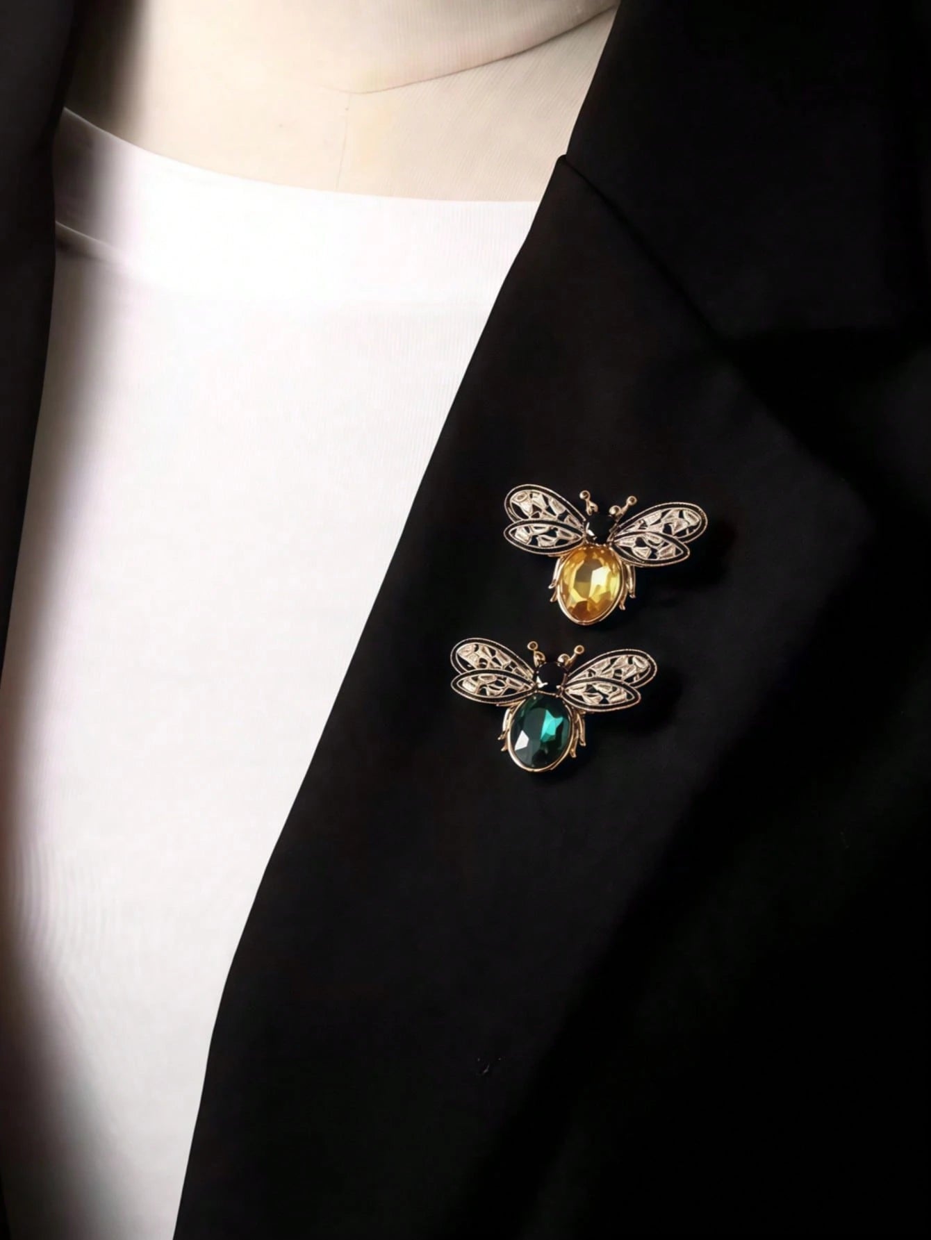 Vintage Bee Brooch (Women's) - Red/Green/Yellow Crystal Honey Bee Shaped Pin, Elegant Animal Jewelry, Suitable For Christmas, Mother's Day, Birthday Gifts, Vintage Fashion Accessory, Can Be Paired With Coats, Scarves, Wedding Attire