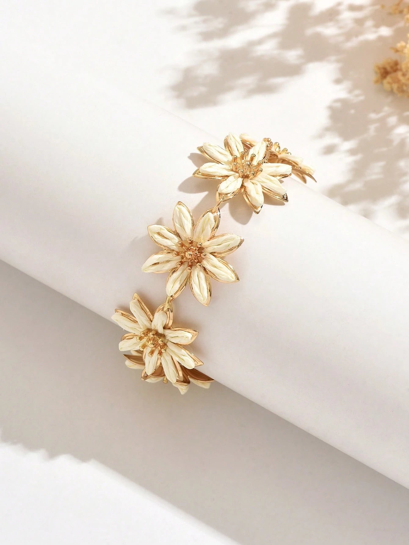1 pieza Pulsera de flor de 8 pétalos blanca de rafia tejida a mano estilo bohemio de vacaciones de playa y océano, pulsera de patchwork de flor 3D de rafia tejida a mano simple, fresca, dulce y elegante, adecuada para uso diario, vacaciones y banquetes de mujeres (método de tejido de rafia hecho a mano aleatorio)