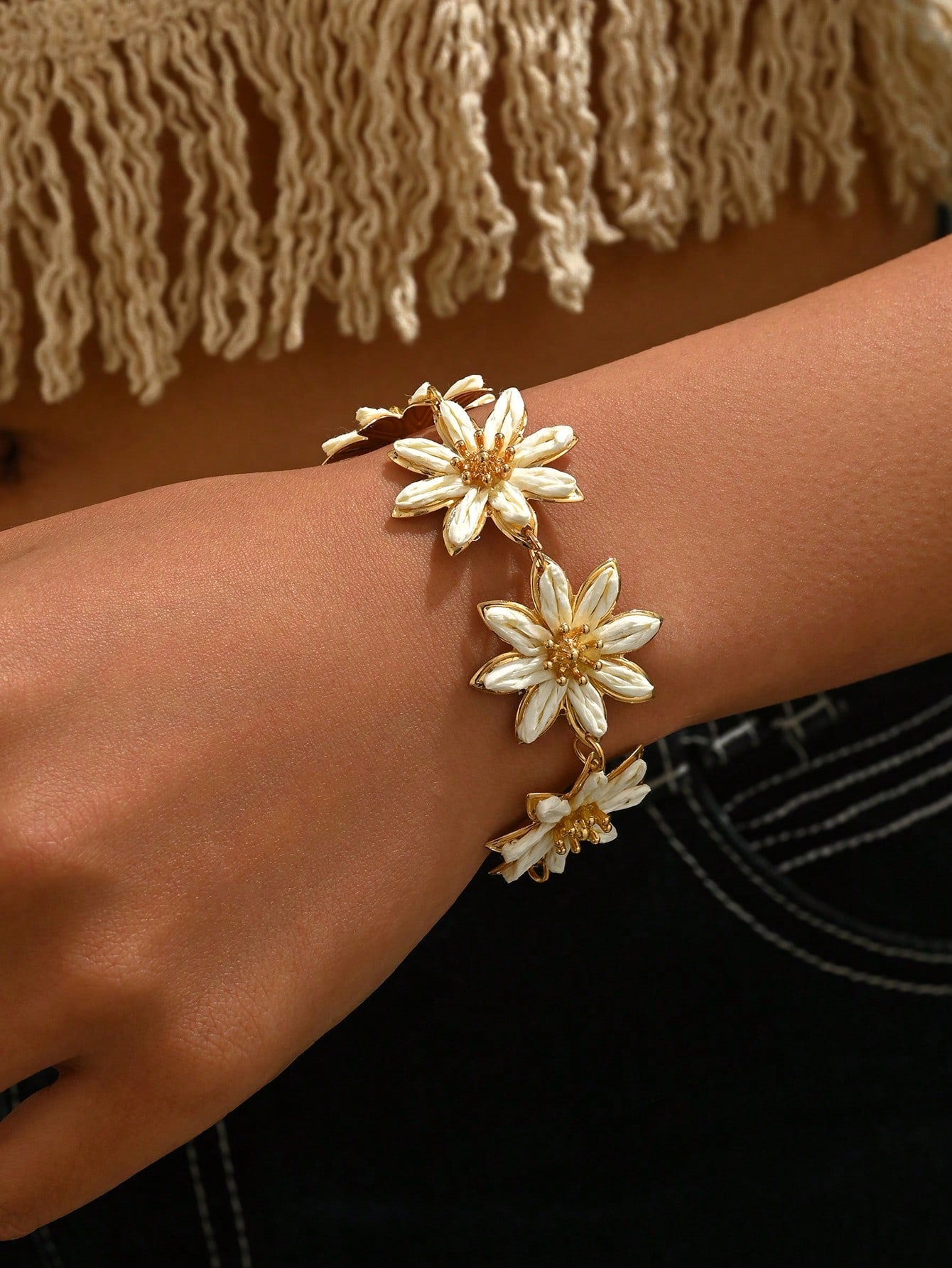 1 pieza Pulsera de flor de 8 pétalos blanca de rafia tejida a mano estilo bohemio de vacaciones de playa y océano, pulsera de patchwork de flor 3D de rafia tejida a mano simple, fresca, dulce y elegante, adecuada para uso diario, vacaciones y banquetes de mujeres (método de tejido de rafia hecho a mano aleatorio)