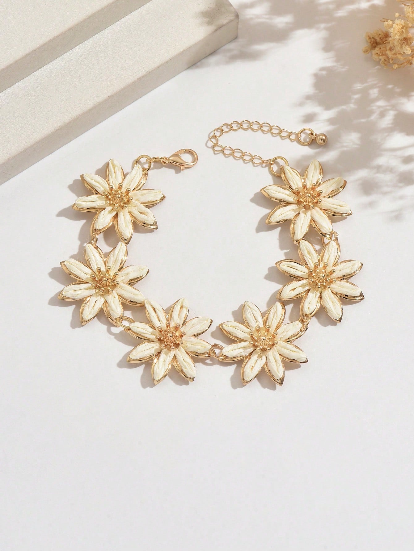 1 pieza Pulsera de flor de 8 pétalos blanca de rafia tejida a mano estilo bohemio de vacaciones de playa y océano, pulsera de patchwork de flor 3D de rafia tejida a mano simple, fresca, dulce y elegante, adecuada para uso diario, vacaciones y banquetes de mujeres (método de tejido de rafia hecho a mano aleatorio)
