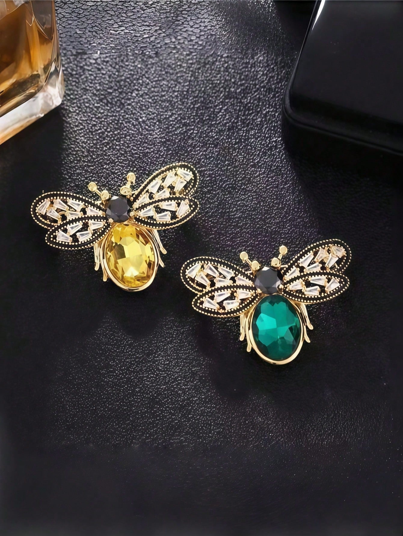Vintage Bee Brooch (Women's) - Red/Green/Yellow Crystal Honey Bee Shaped Pin, Elegant Animal Jewelry, Suitable For Christmas, Mother's Day, Birthday Gifts, Vintage Fashion Accessory, Can Be Paired With Coats, Scarves, Wedding Attire