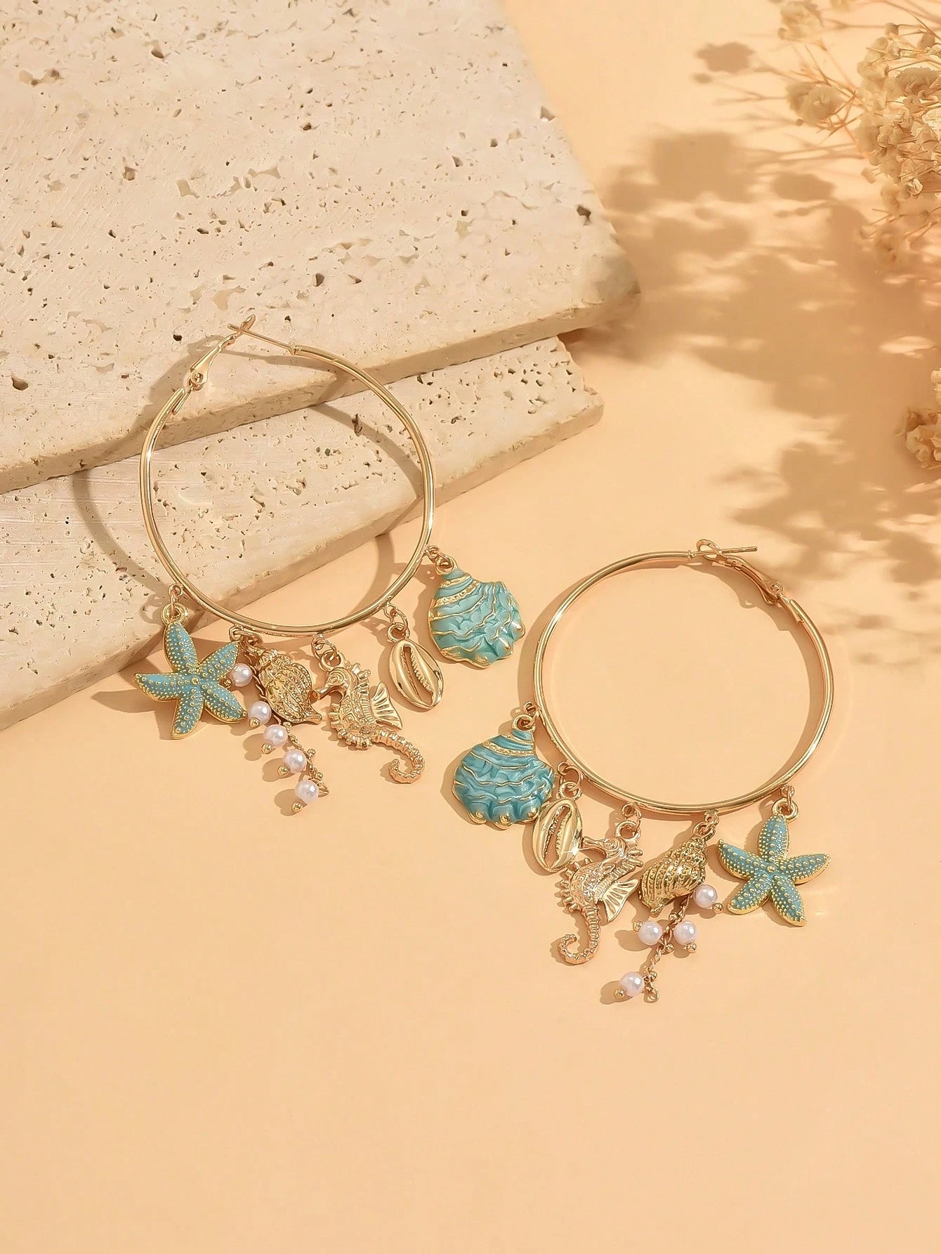 1 par de pendientes de aro grandes estilo océano para vacaciones en la playa, pendientes de mujer con decoración de múltiples colgantes de concha, caballito de mar y estrella de mar con efecto de goteo de aceite azul, adecuados para uso diario, vacaciones de verano, fiesta en la playa y festival de música